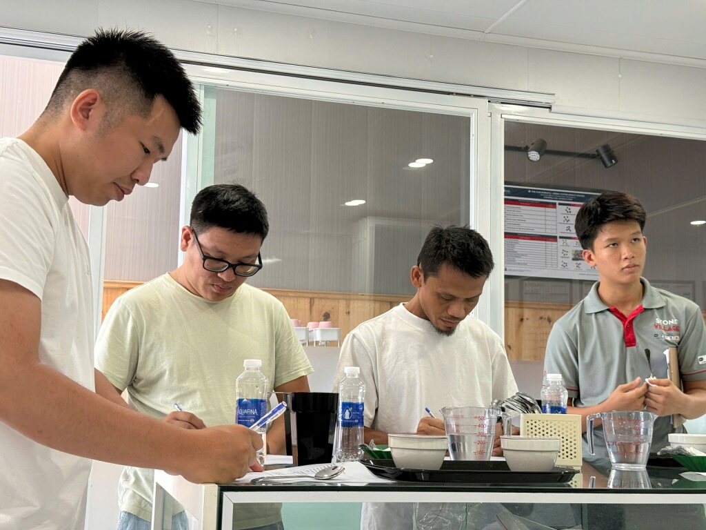 Mỗi người tự ghi phiếu đánh giá trong lúc làm bài.