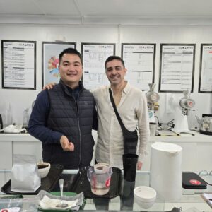 Khách nước ngoài học pha phin Việt Nam tại lớp trải nghiệm ở vùng trồng Măng Đen