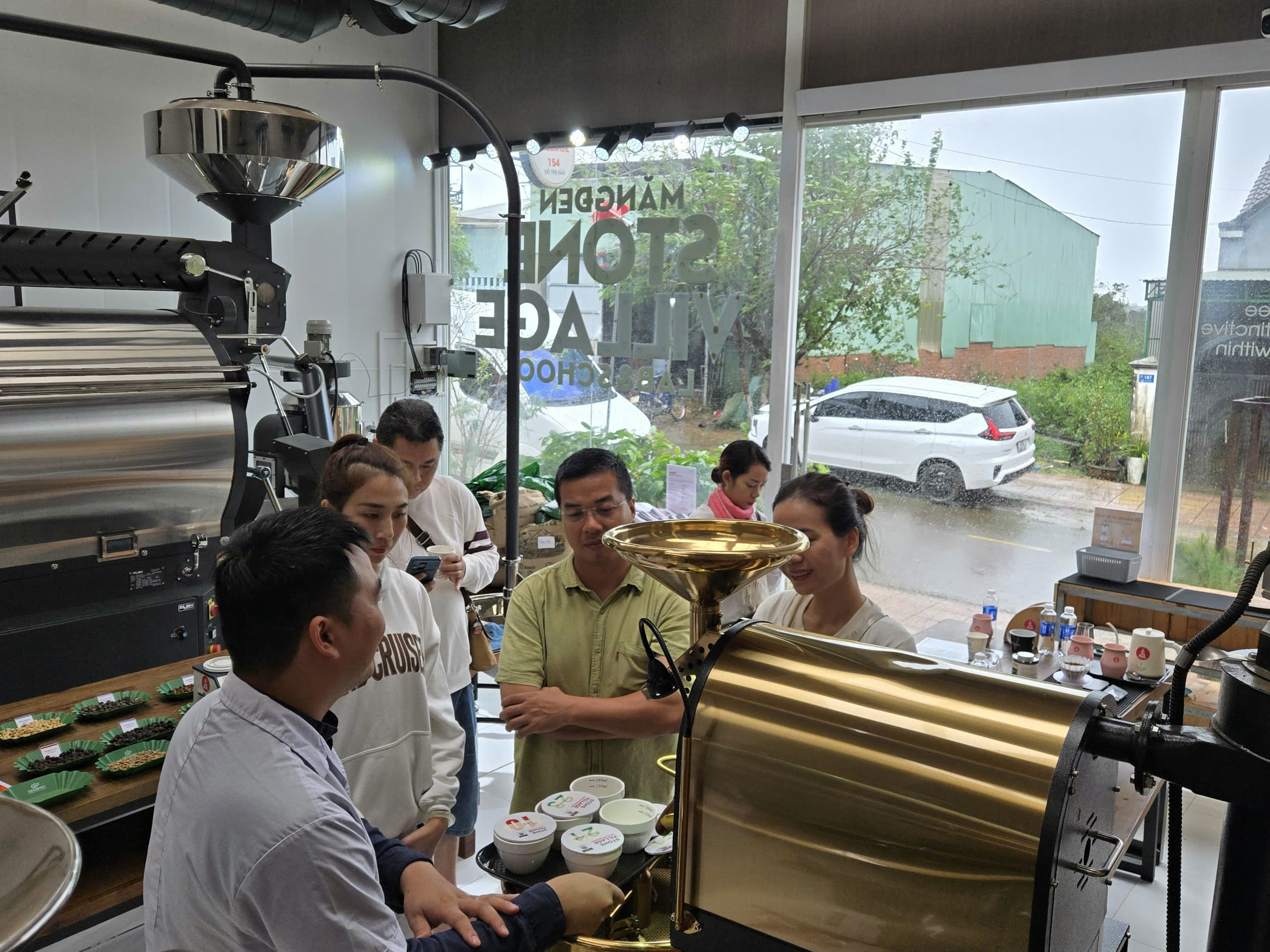 Khách xem máy rang trong tour cà phê tại Stone Village Coffee Lab