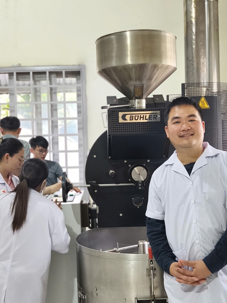 Buồng rang và khay làm nguội có cánh khuấy của máy rang Bühler tại xưởng học viên