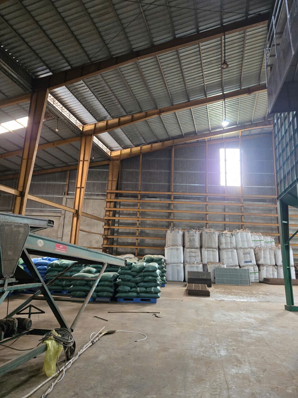 Khu chứa hàng với các bao jumbo cà phê chuẩn xuất khẩu trong nhà xưởng khung thép