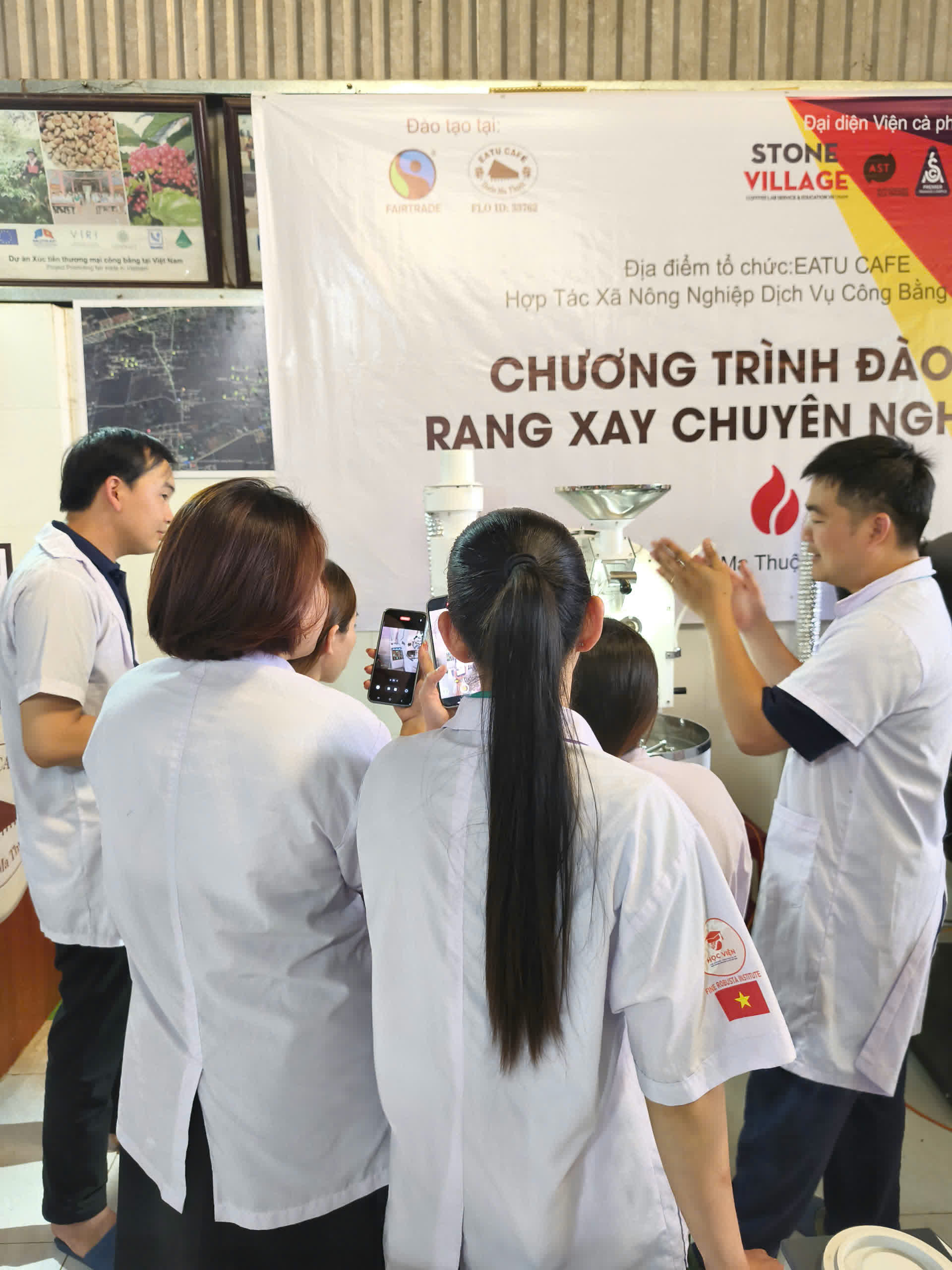 Cân và dụng cụ đo trên bàn thực hành khóa rang