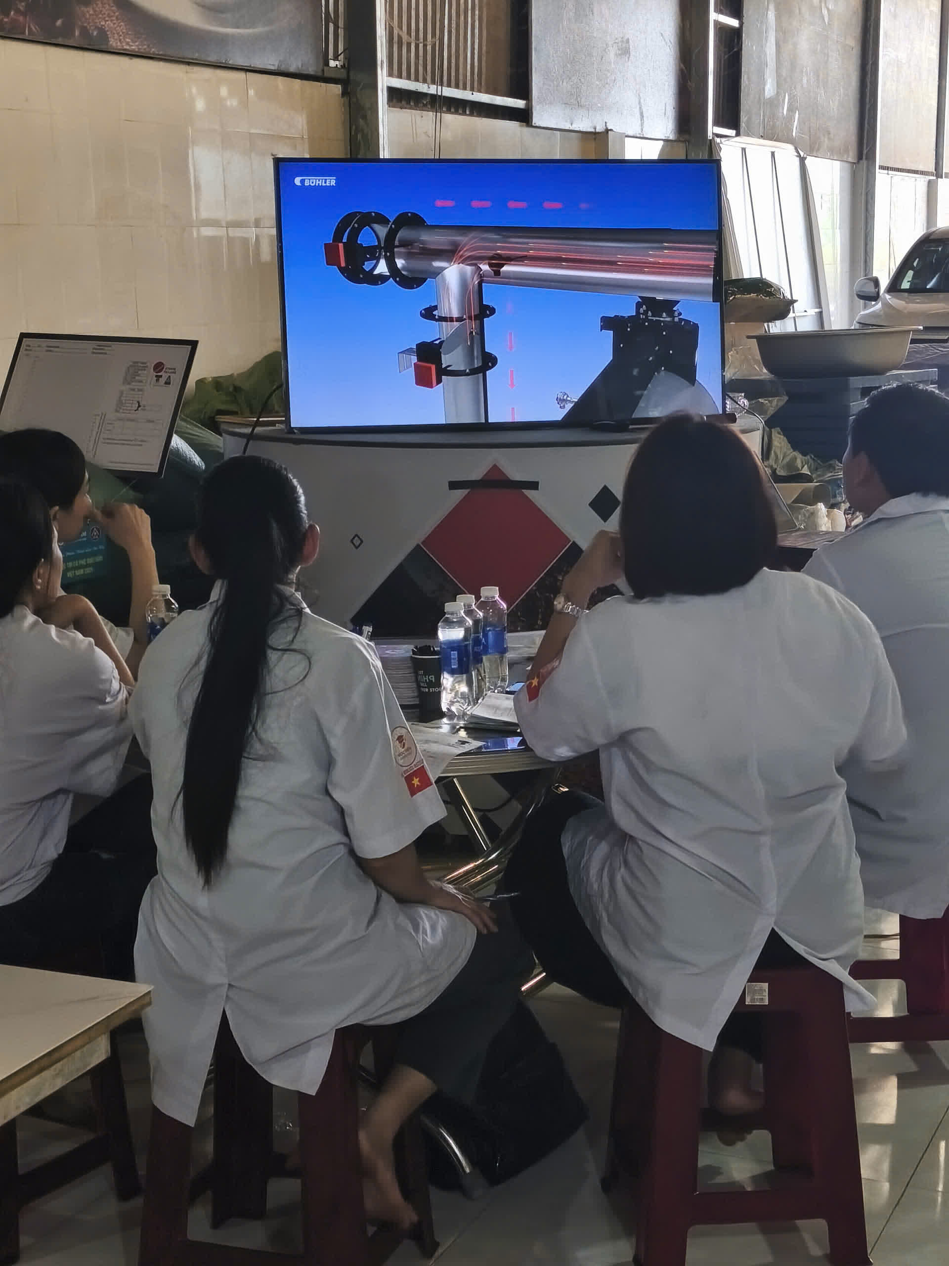 Học viên tập trung quanh máy rang trong buổi thực hành