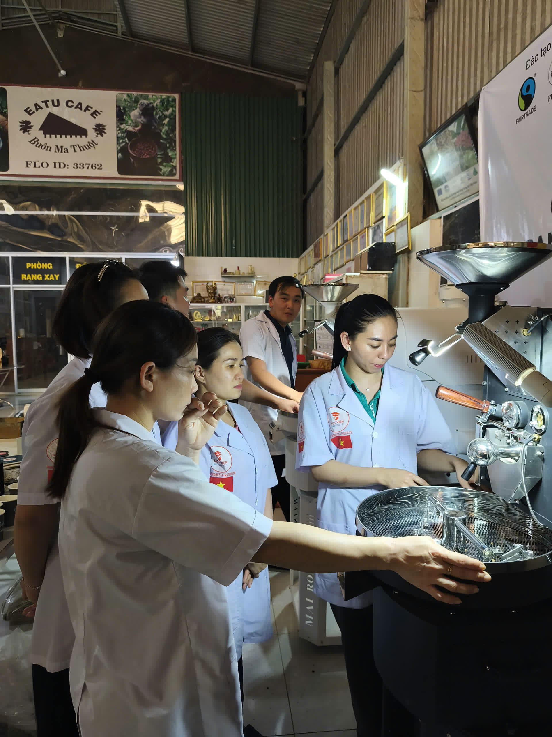 Học viên thao tác trực tiếp trên máy rang tại HTX Eatu