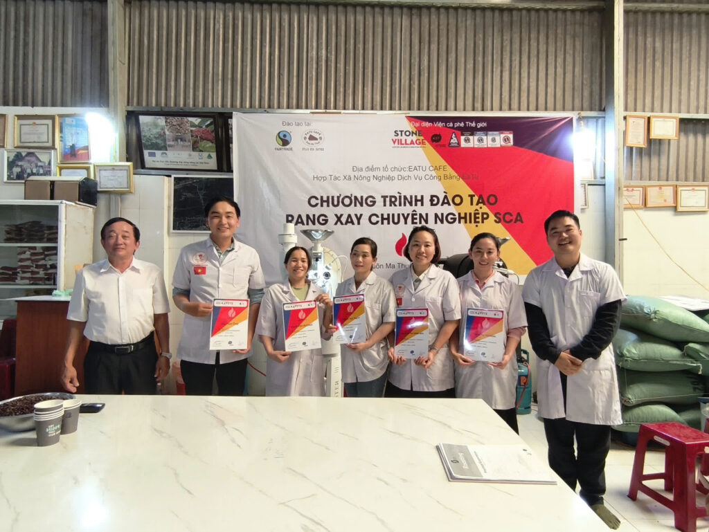 Trao chứng nhận kết thúc chương trình đào tạo rang xay chuyên nghiệp SCA cho học viên