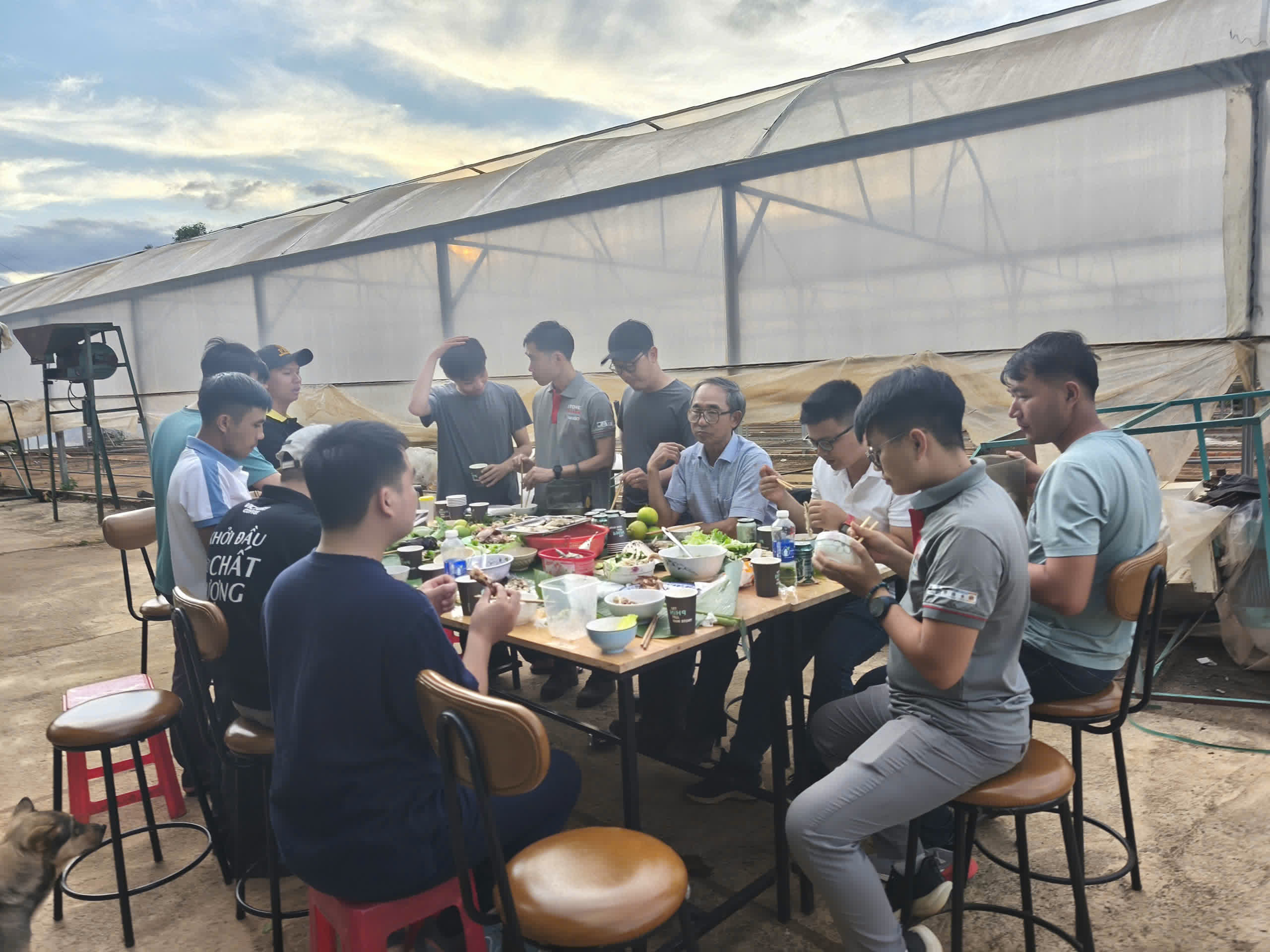 Học viên và giảng viên chụp ảnh chung kết thúc khóa Rang xay SCA tại FRD