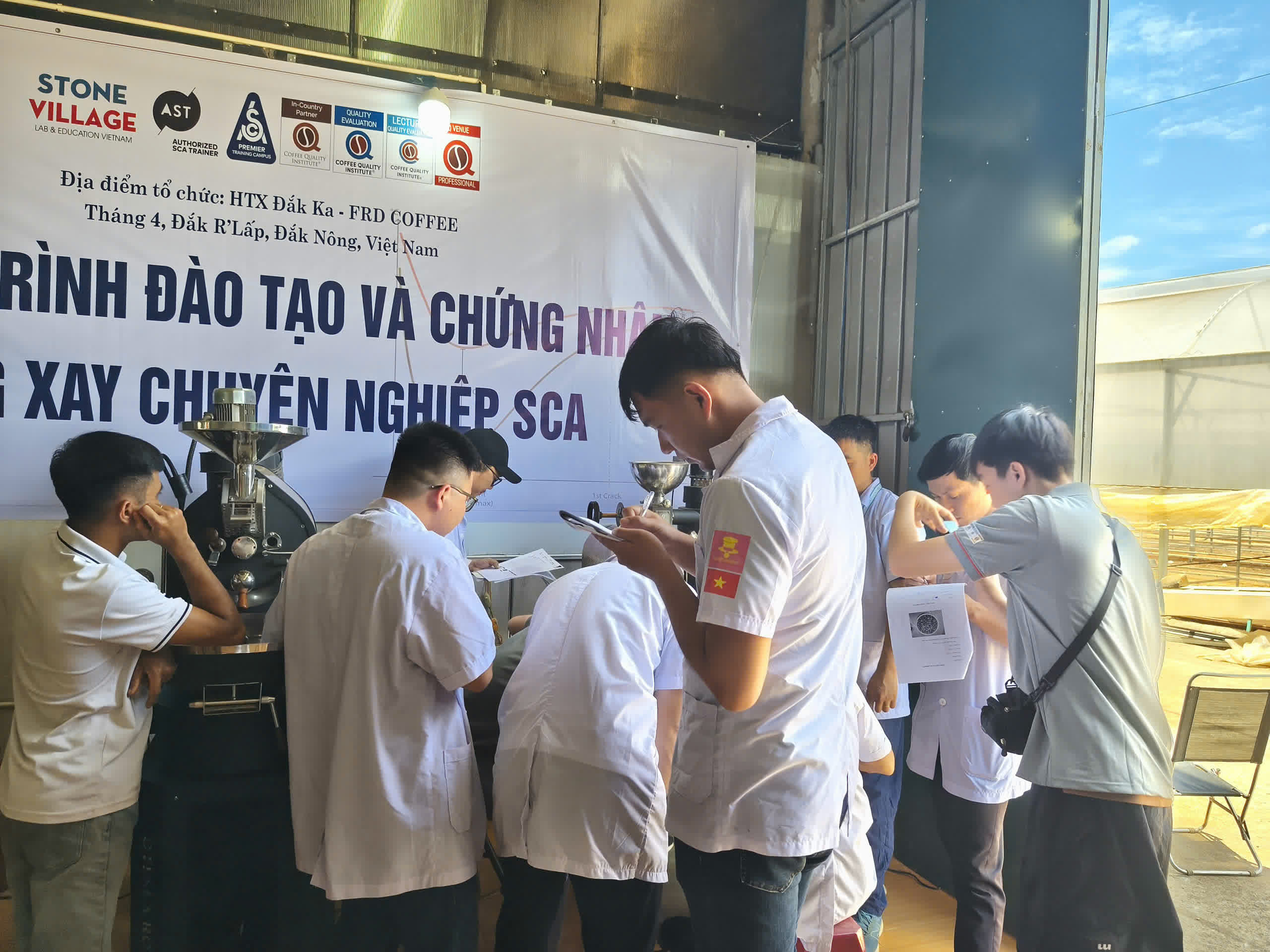 Bàn thực hành với các mẫu cà phê trong khóa Rang xay SCA
