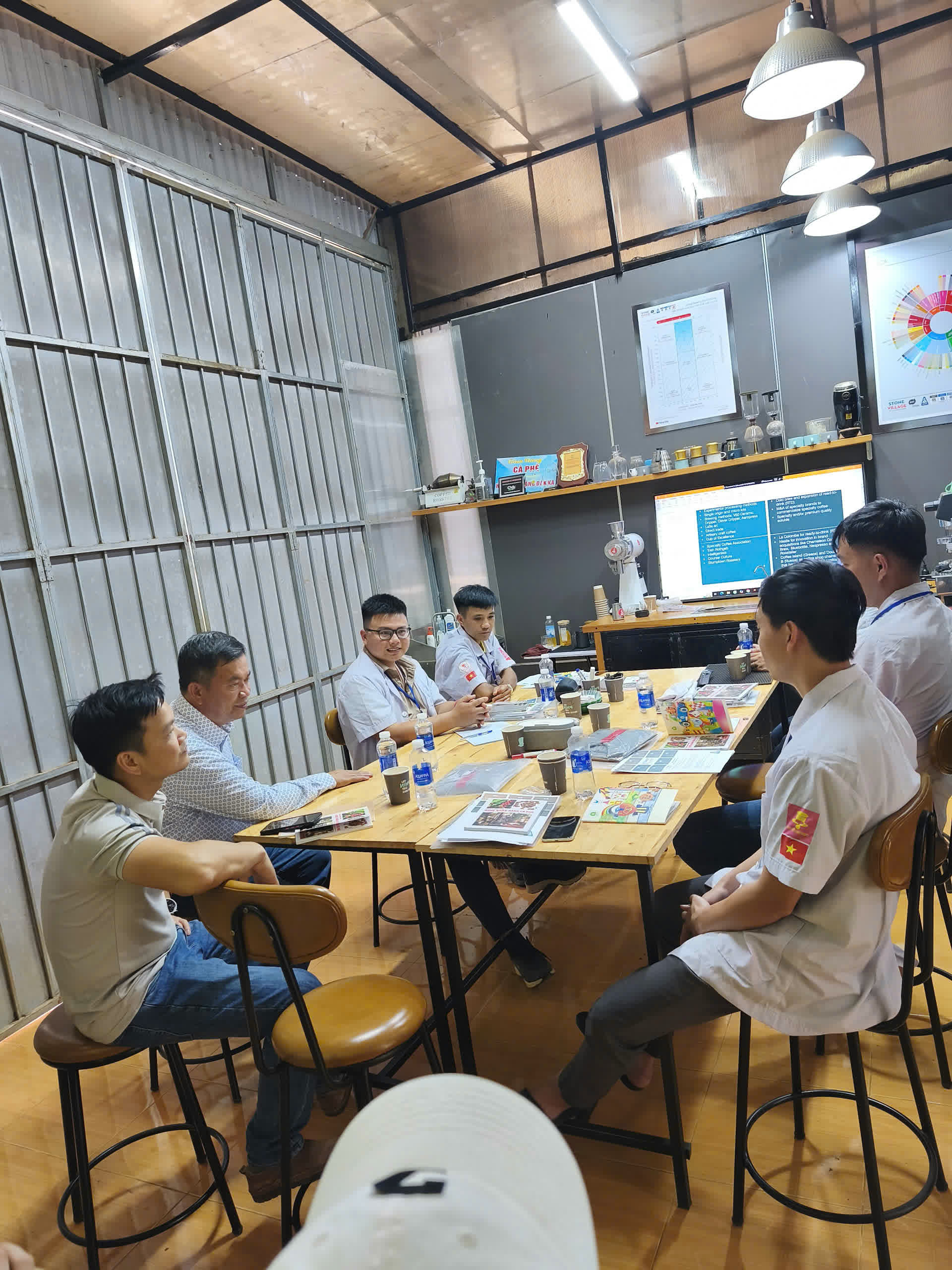 Buổi học lý thuyết của khóa Rang xay SCA tại HTX Đắk Ka, FRD Coffee