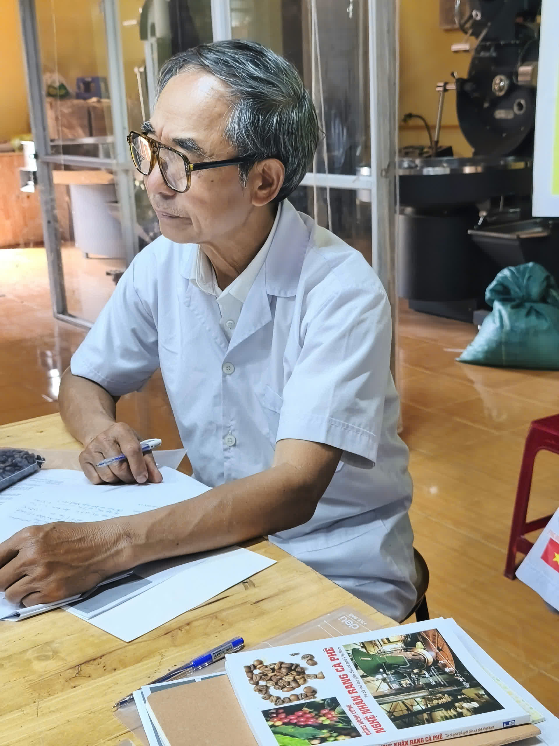 Đánh giá mẫu cà phê sau khi rang trong khóa học tại FRD