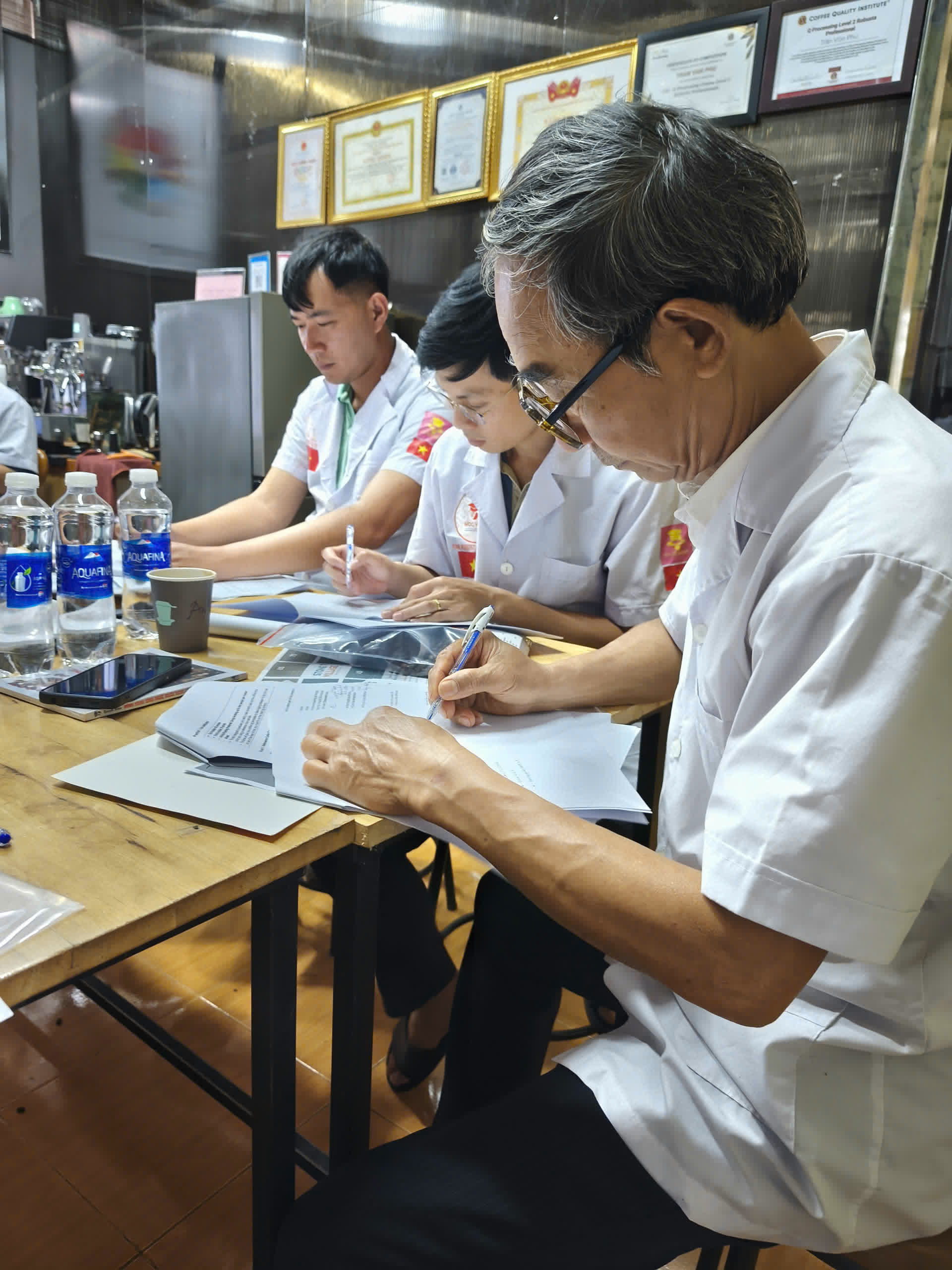 Học viên ghi chép thông số trong khóa Rang xay SCA tại Đắk Nông