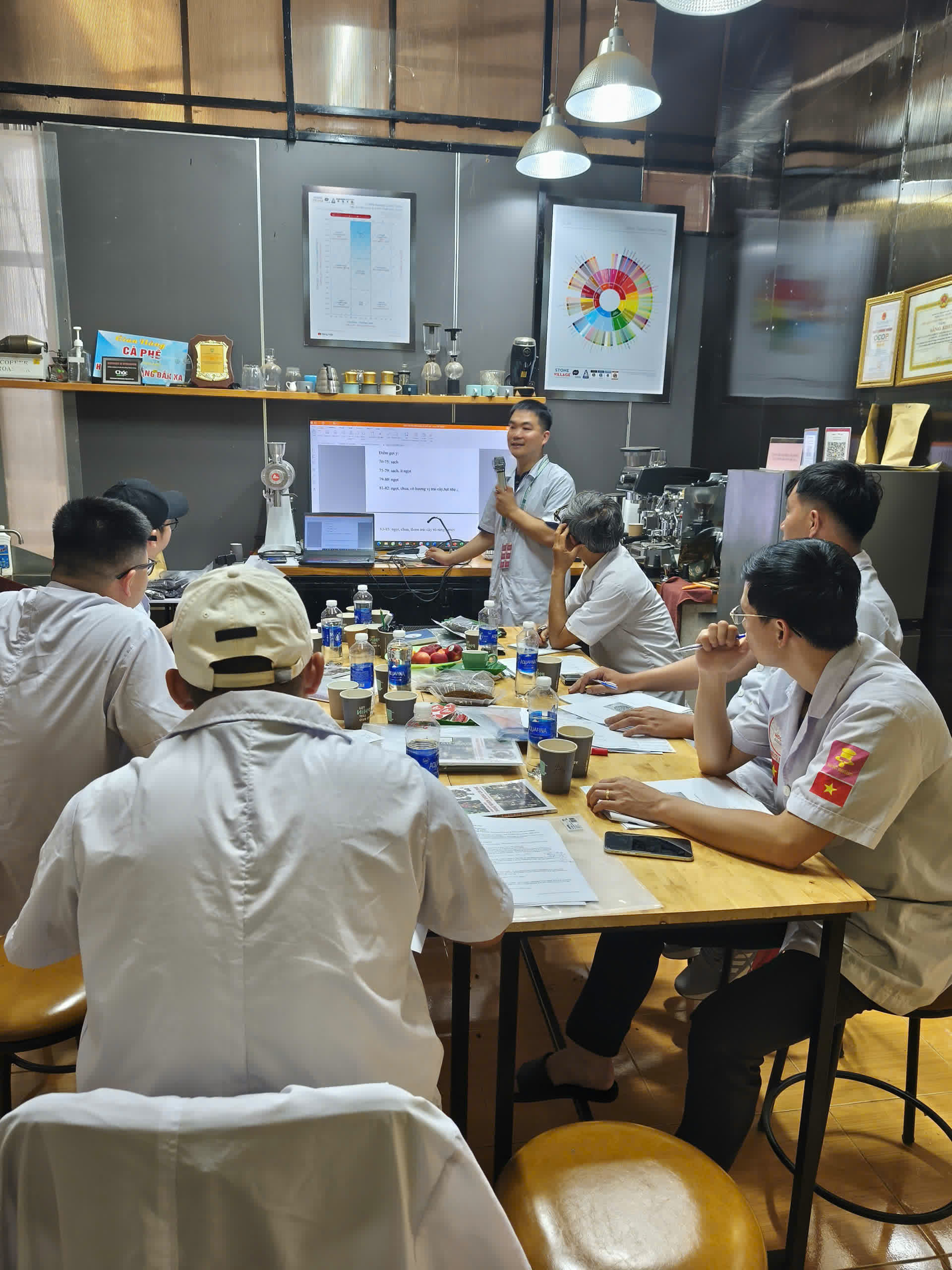 Giảng viên và học viên trao đổi quanh máy rang tại khóa học Đắk Nông
