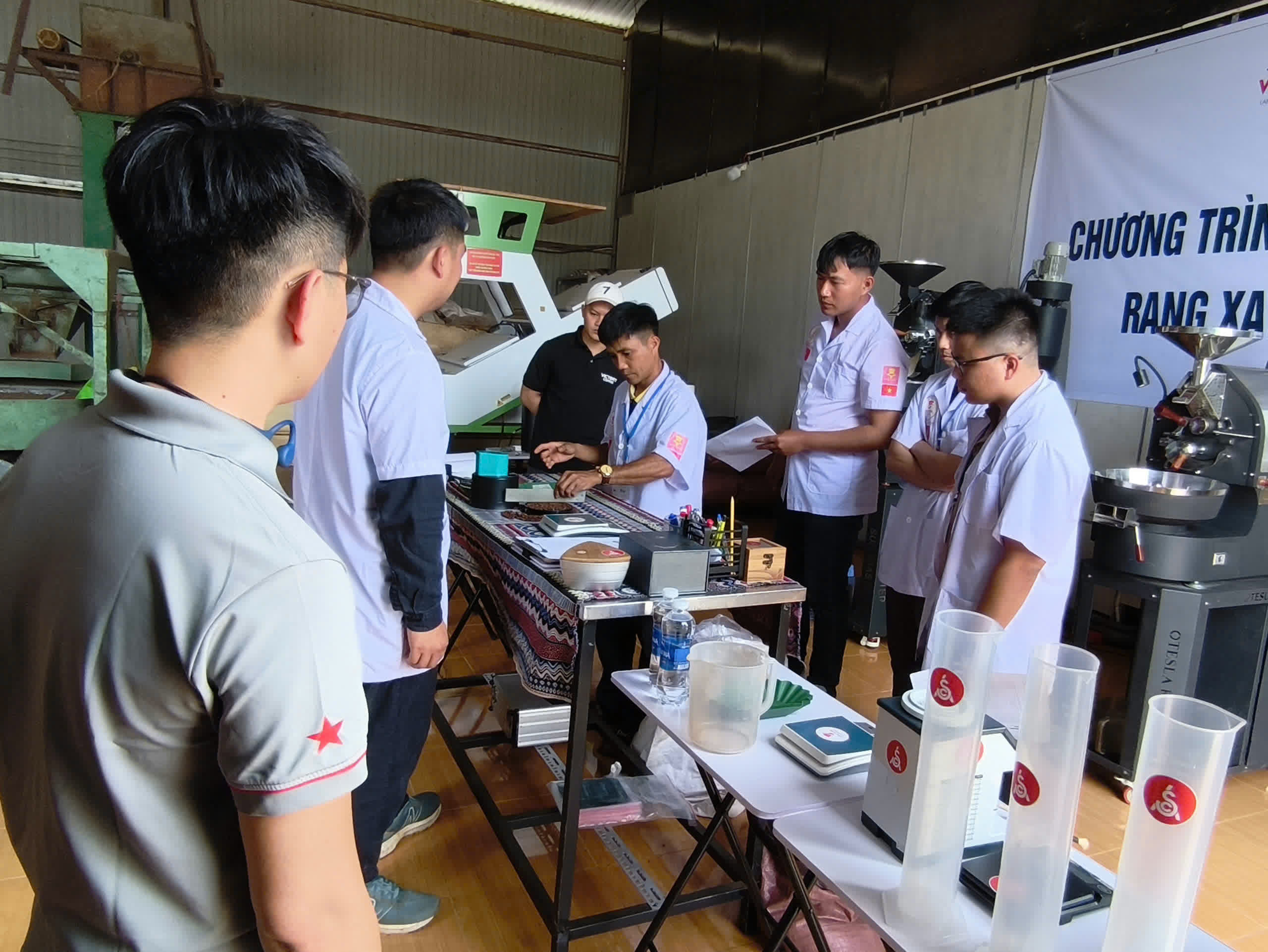 Học viên thực hành trên máy rang trong khóa Rang xay SCA