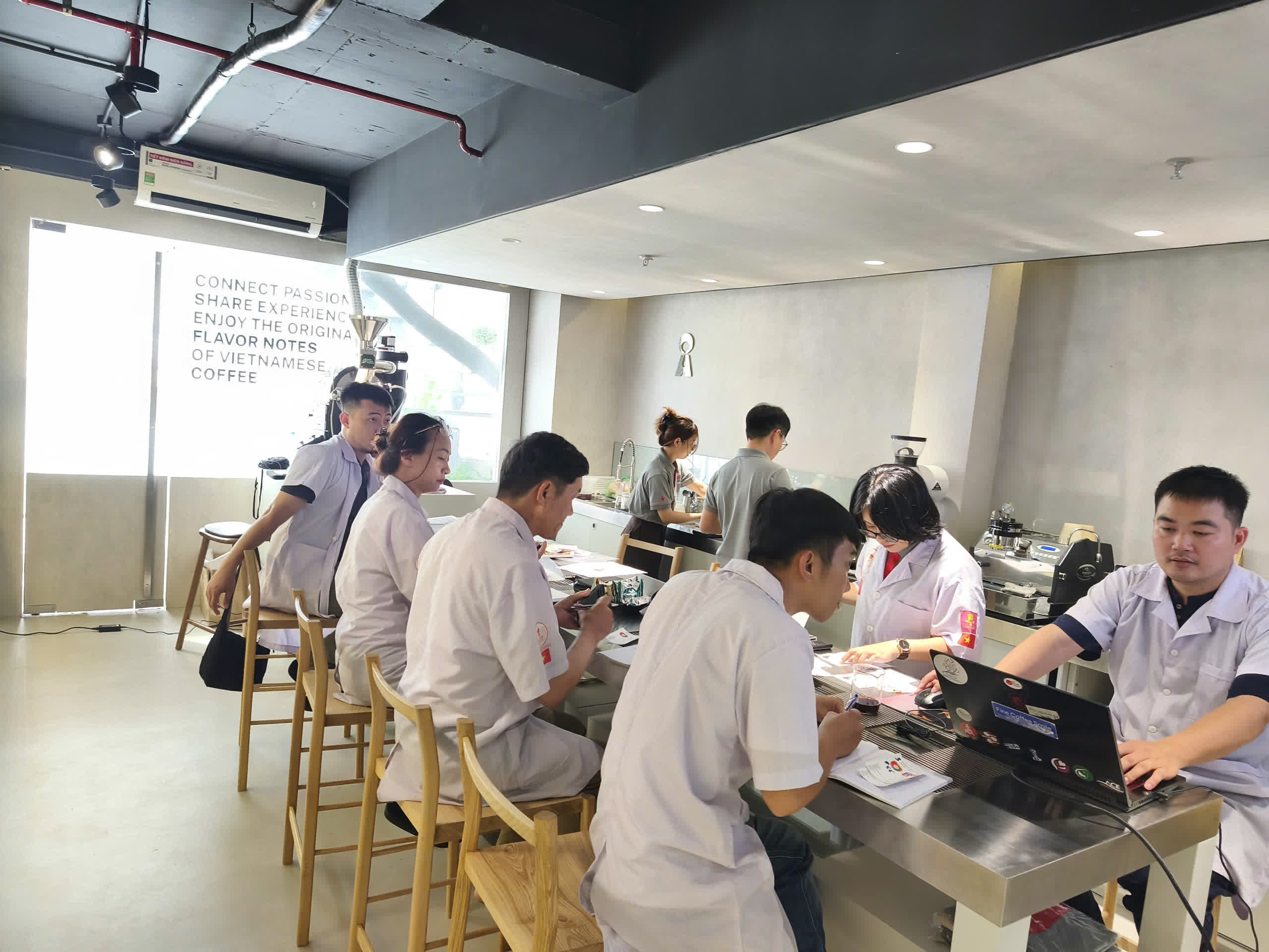 Học viên ghi chép thông số trong khóa rang tại TP.HCM