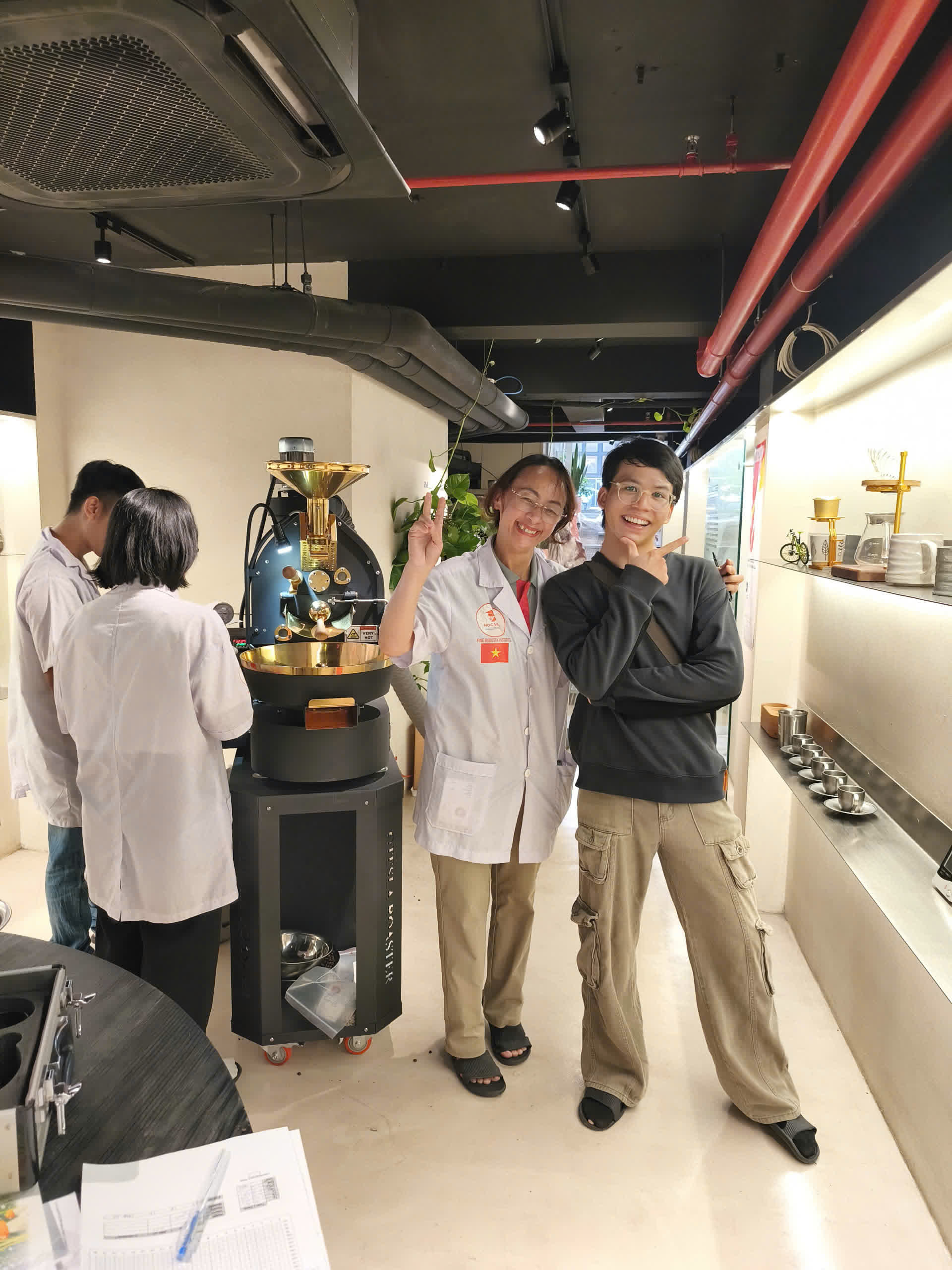 Học viên và giảng viên kết thúc khóa rang tại Total Feeling Lab