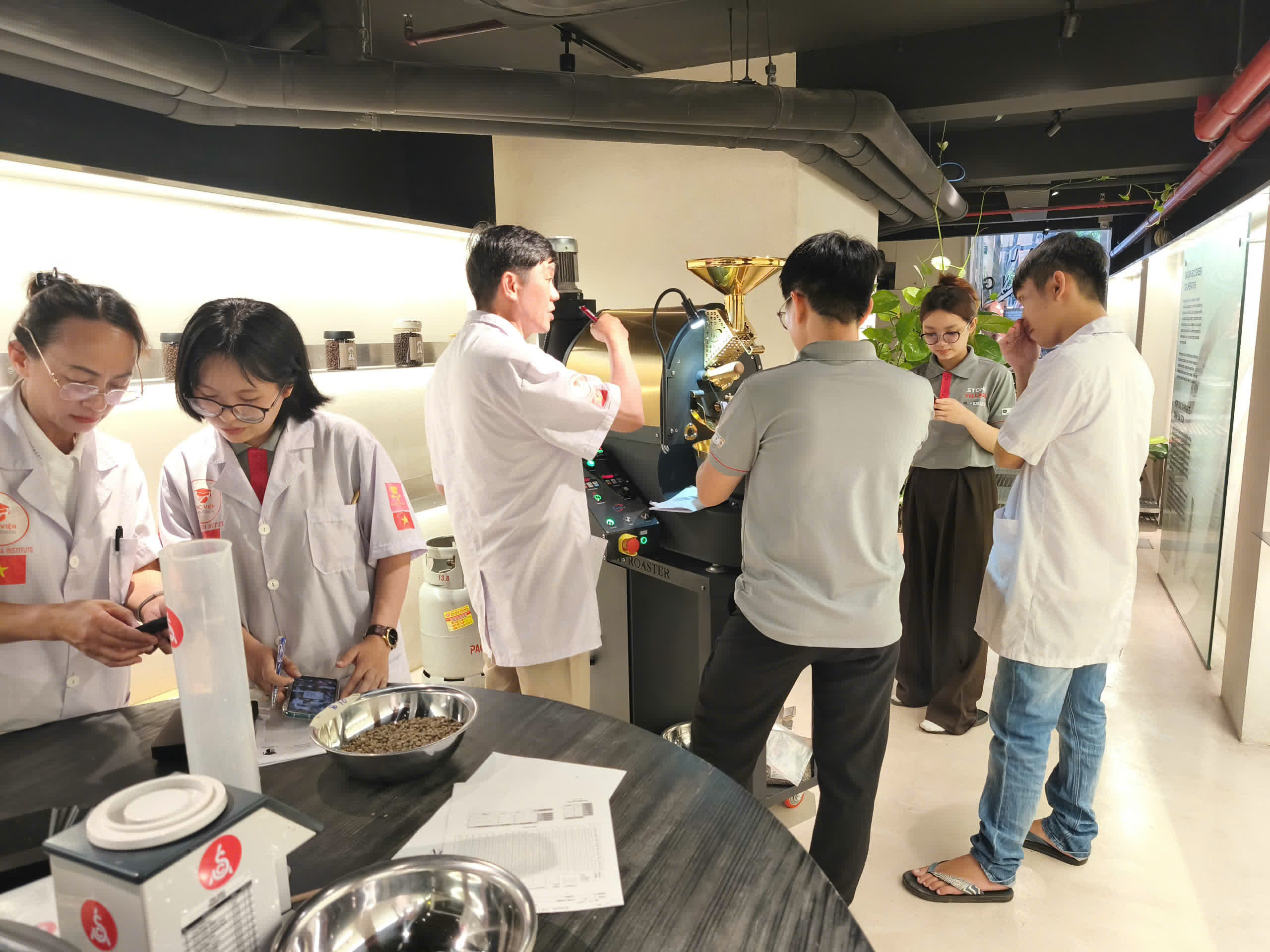 Kiểm tra nhân xanh trước khi đưa vào mẻ rang