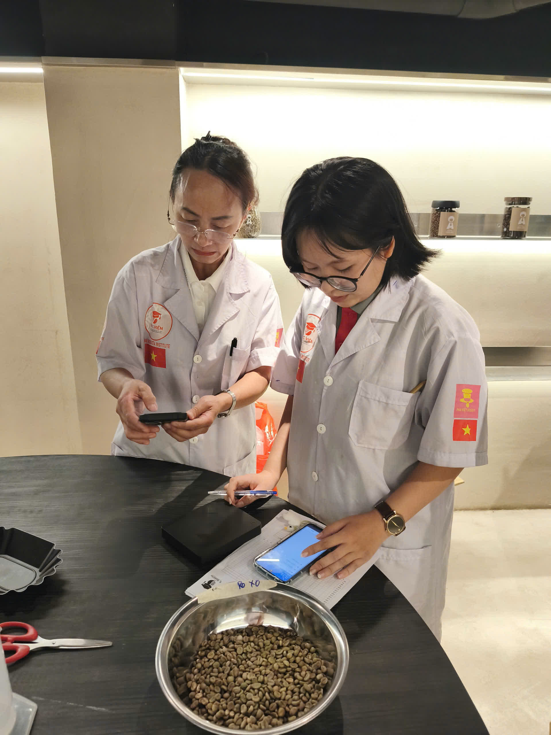 Nạp nhân xanh vào máy rang trong buổi thực hành