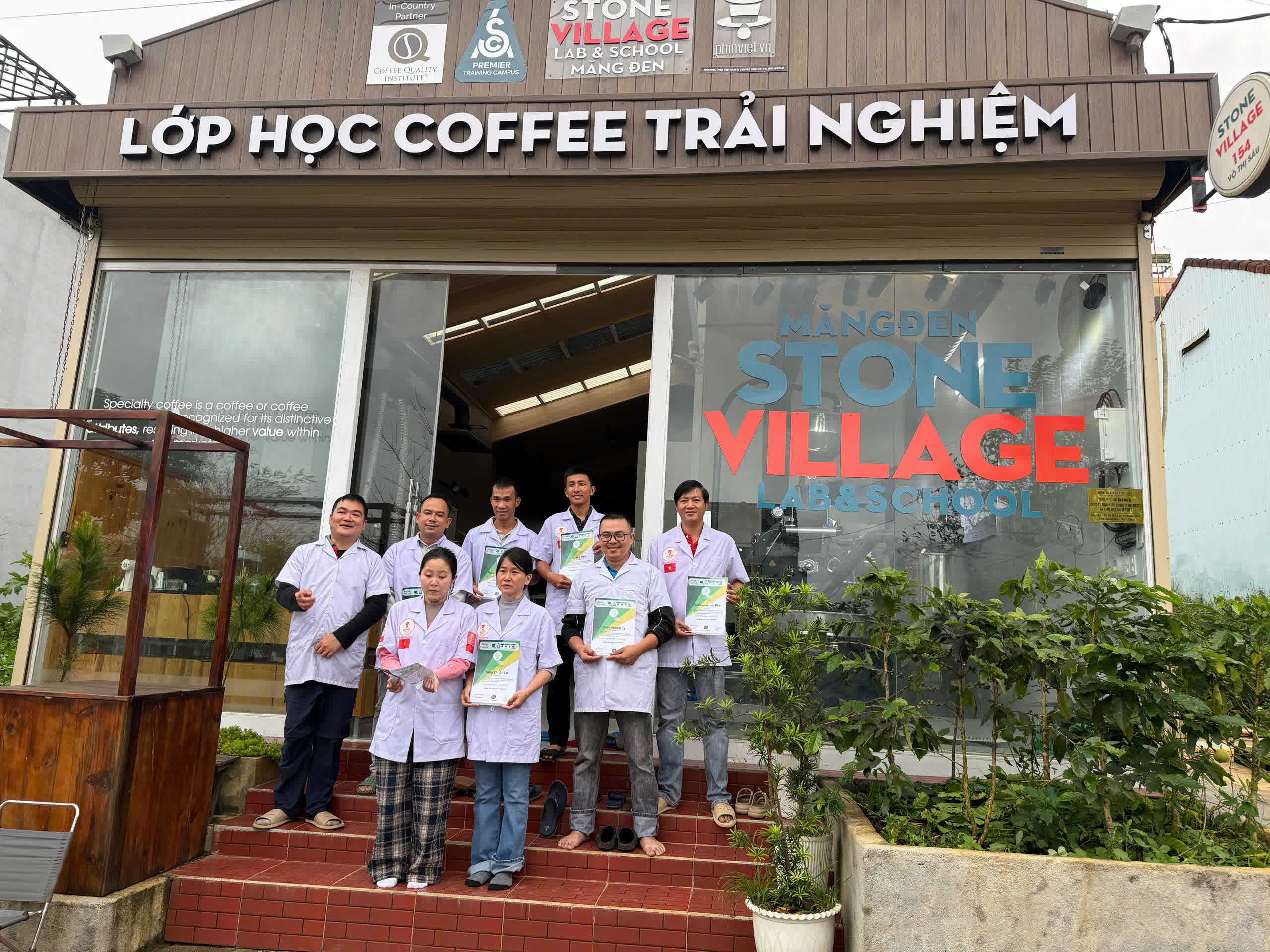 Lớp SCA Green Bean chụp chung trước Lab Măng Đen trong buổi trao chứng nhận