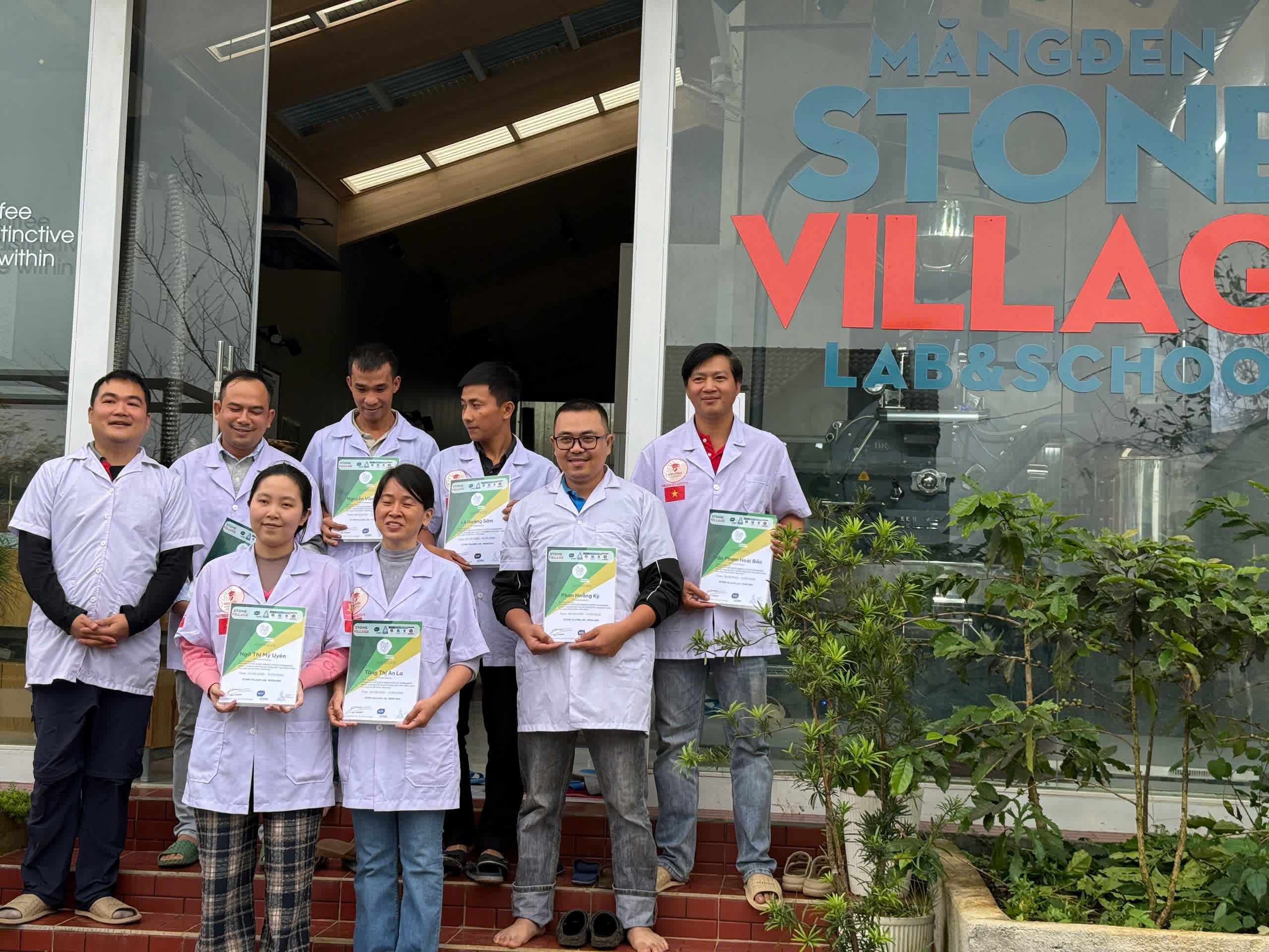 Học viên lớp SCA Green Bean cầm chứng nhận trước cửa Lab Măng Đen