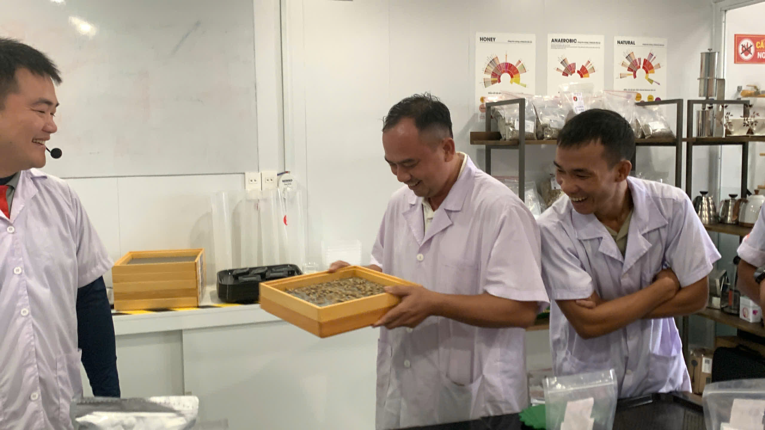 Bộ sàng phân cỡ hạt bằng gỗ trong lớp SCA Green Bean ngày 2 tại Lab Măng Đen