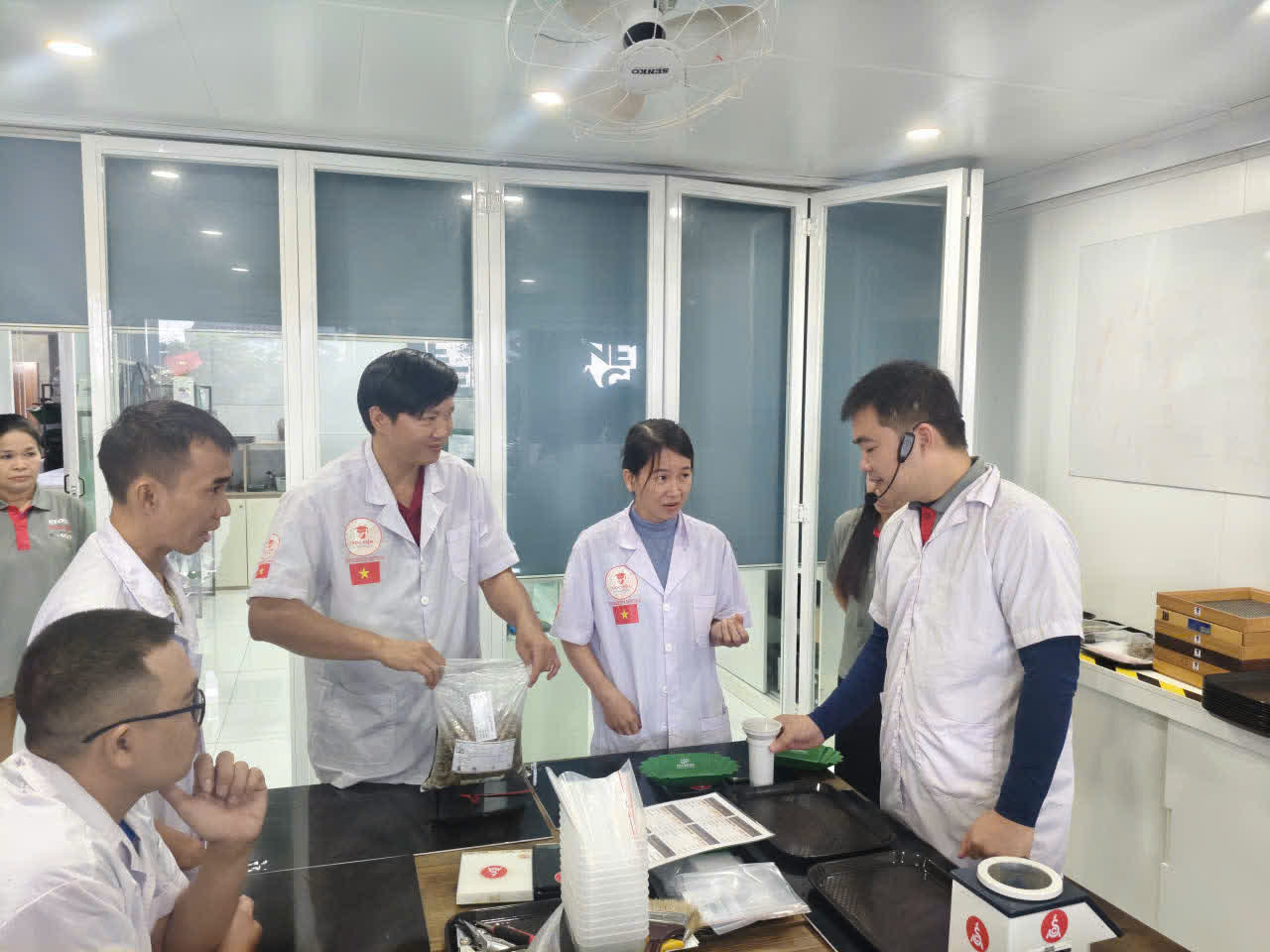 Đóng mẫu nhân xanh sau khi sàng trong lớp SCA Green Bean tại Măng Đen