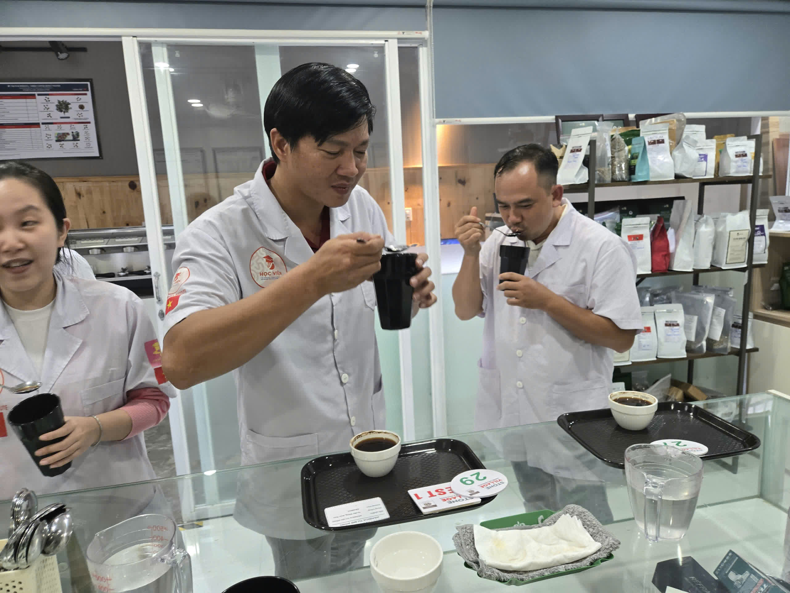 Học viên ngửi hương mẫu cà phê trong lớp SCA Green Bean ngày 2