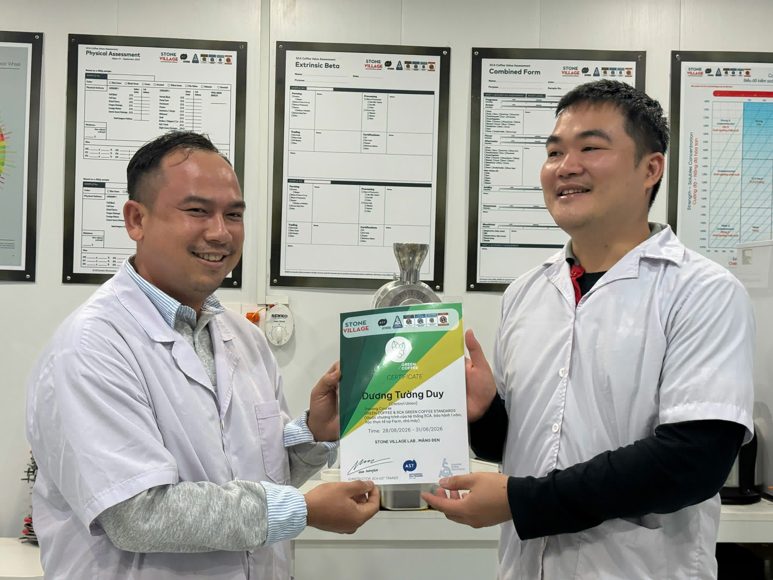 Trao chứng nhận hoàn thành khóa học cho học viên lớp SCA Green Bean