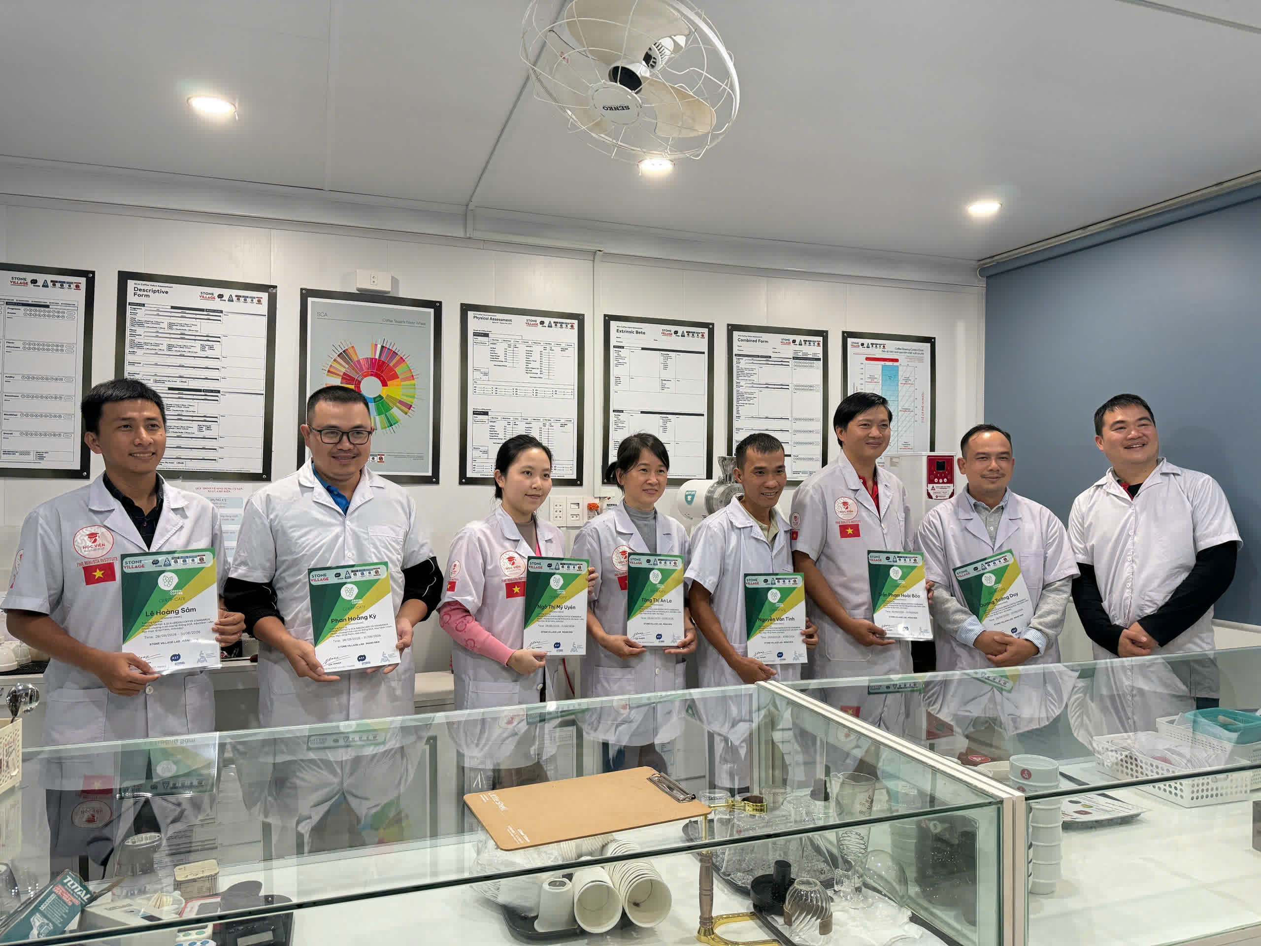Buổi trao chứng nhận lớp SCA Green Bean tại phòng lab Măng Đen