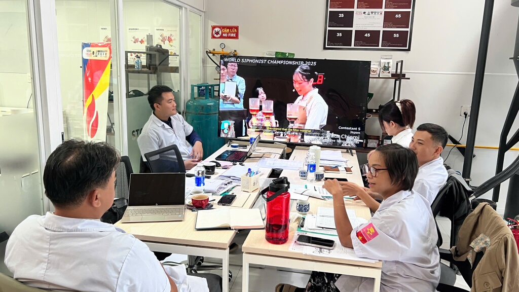 Lớp học đặt ngay trong khu Lab, phía sau là bảng thang màu rang và kệ mẫu.