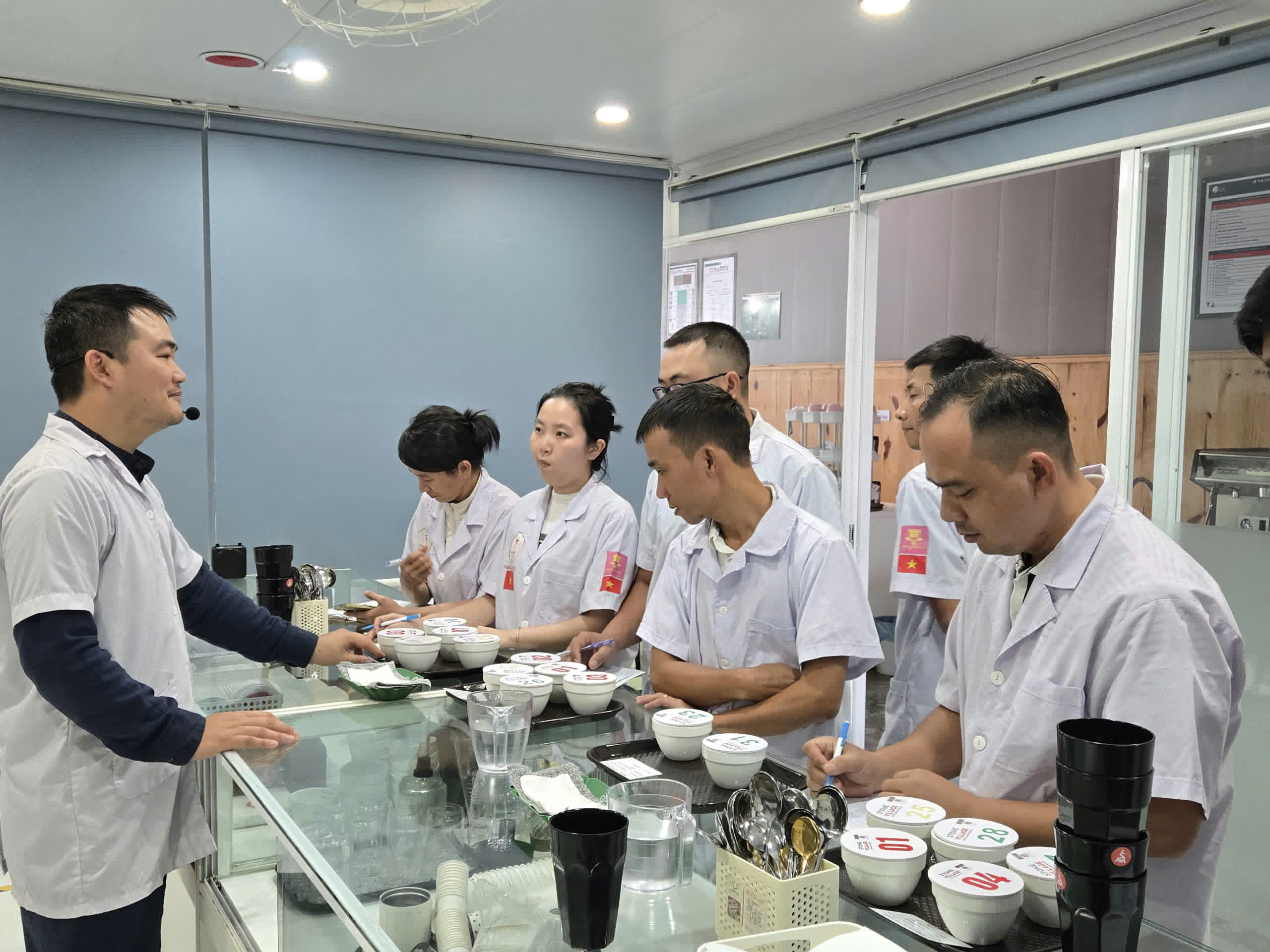 Bàn cupping cuối buổi học lớp SCA Green Bean tại Lab Măng Đen
