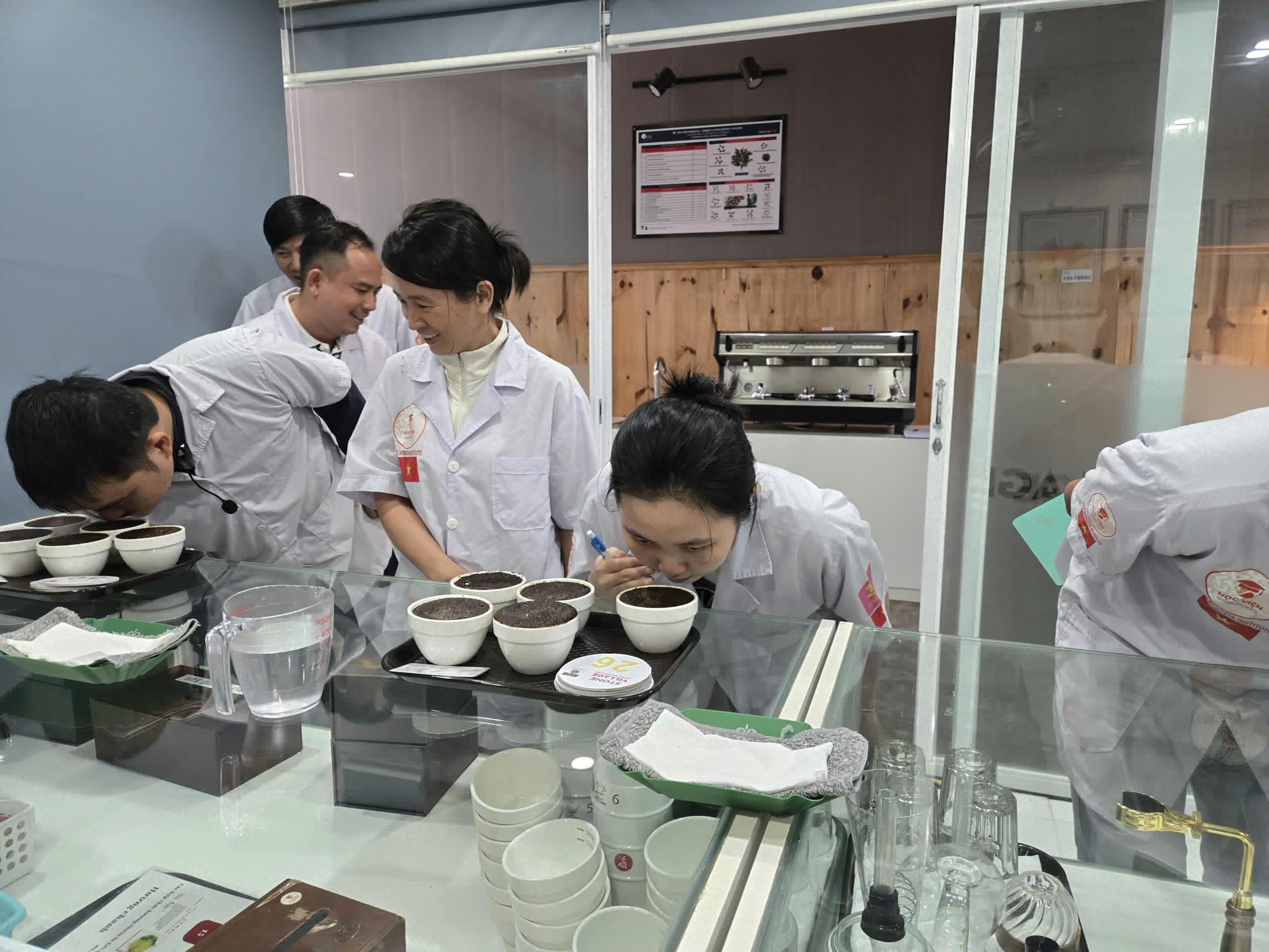 Học viên lớp SCA Green Bean ngửi hương trên bàn cupping