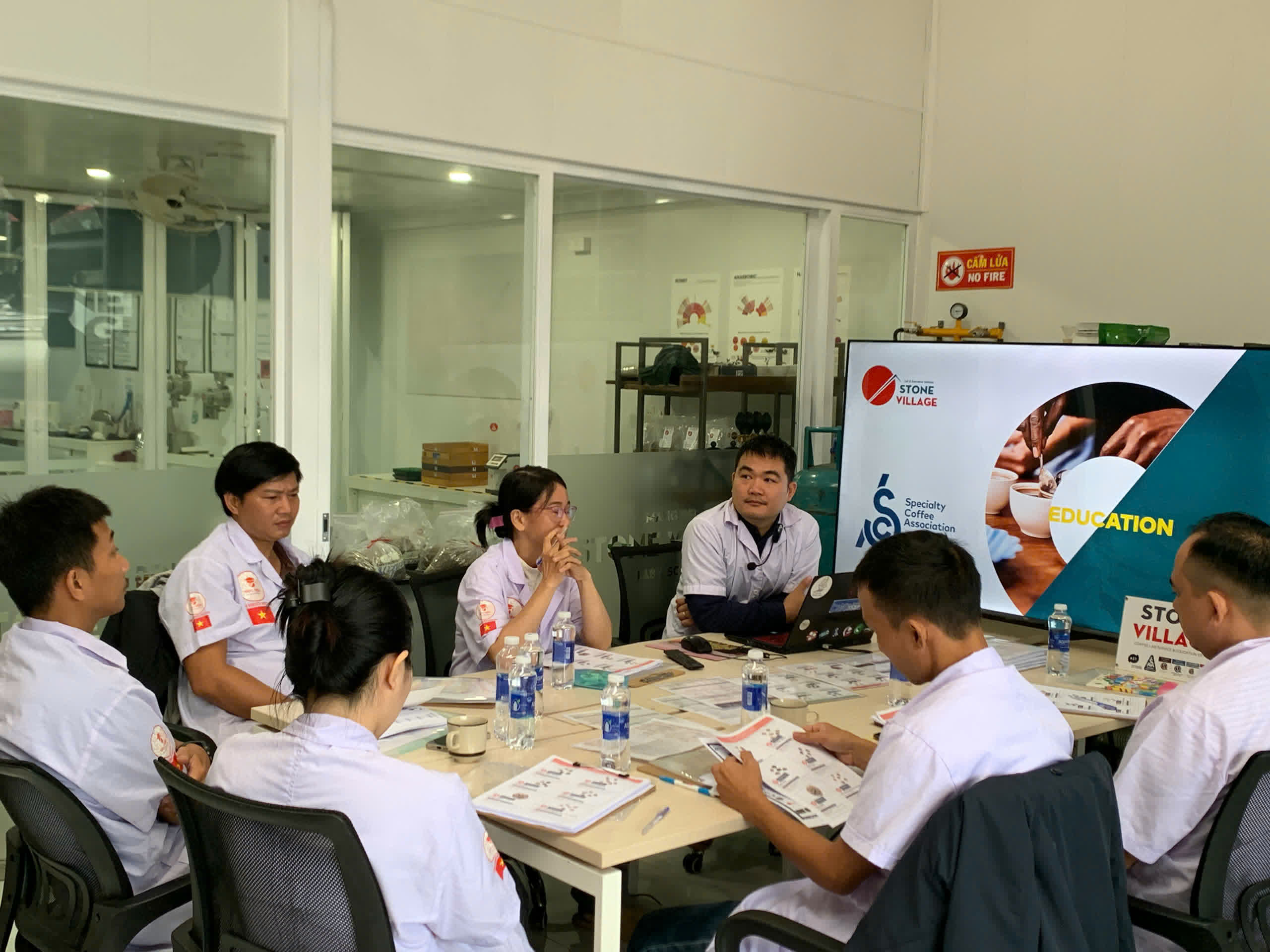 Buổi học lý thuyết lớp SCA Green Bean tại Lab Măng Đen với slide SCA Education