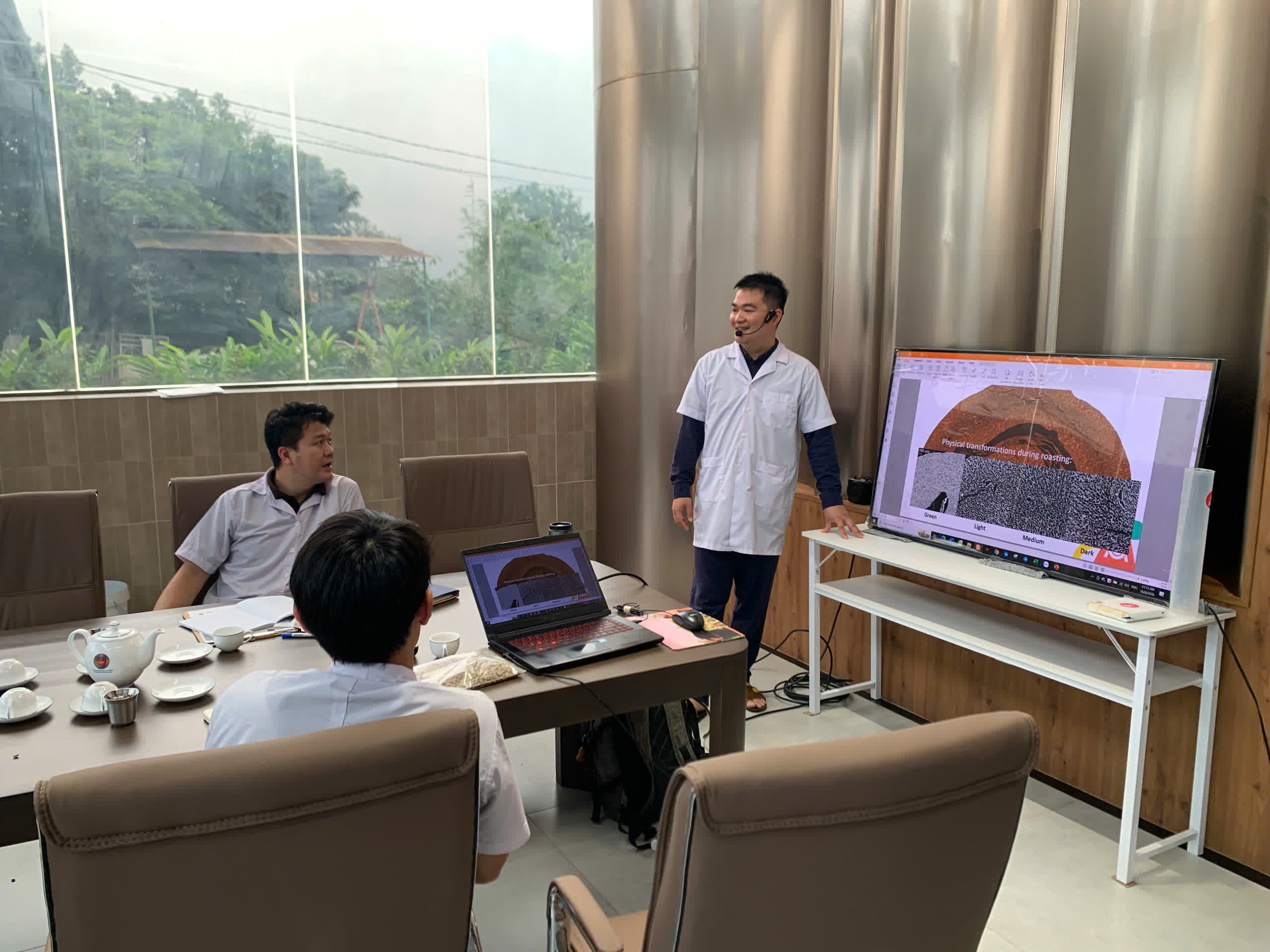 Buổi học lý thuyết của lớp SCA Roasting tại Gia Lai với màn hình trình chiếu