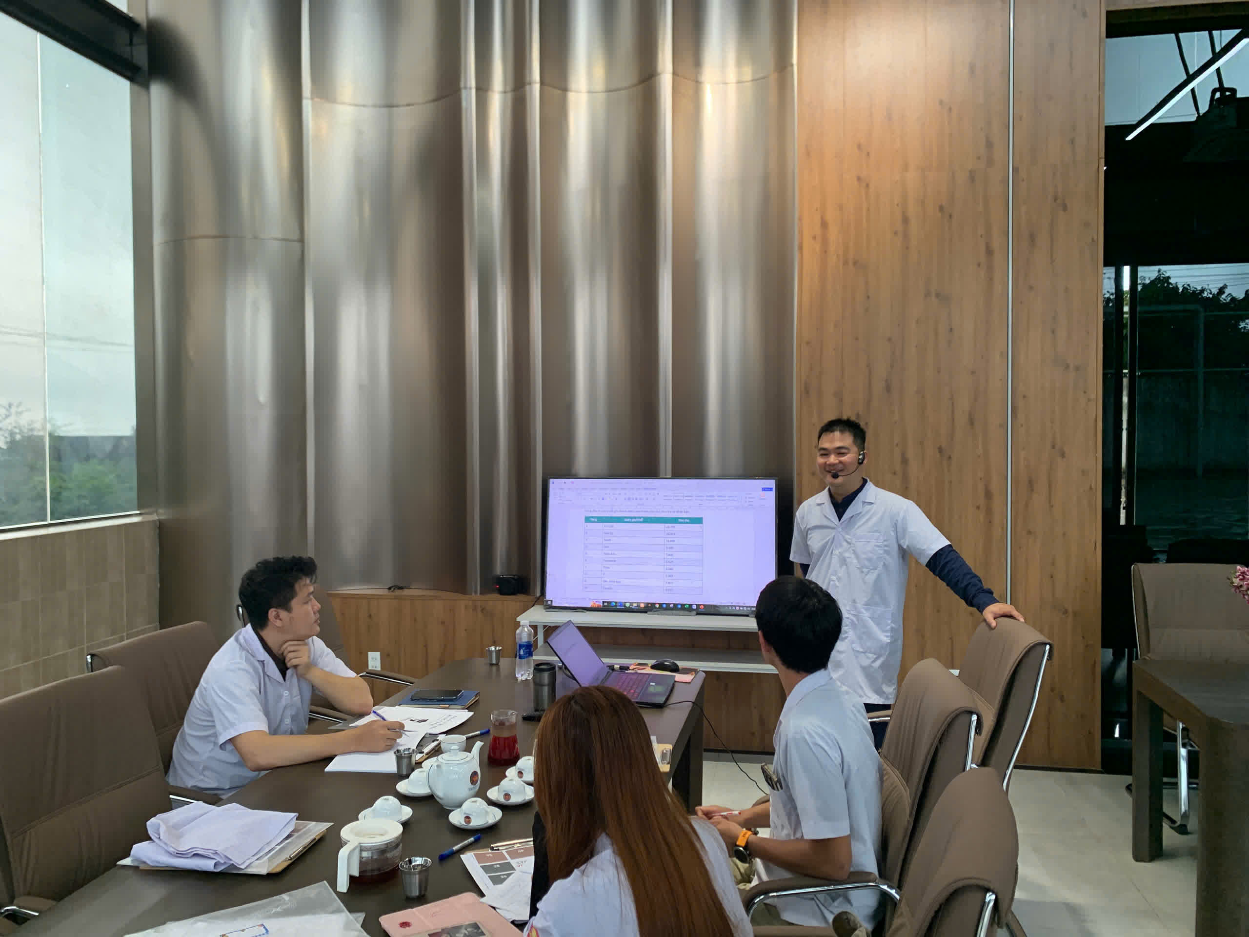 Học viên ghi chép trong buổi học của lớp SCA Roasting tại Gia Lai