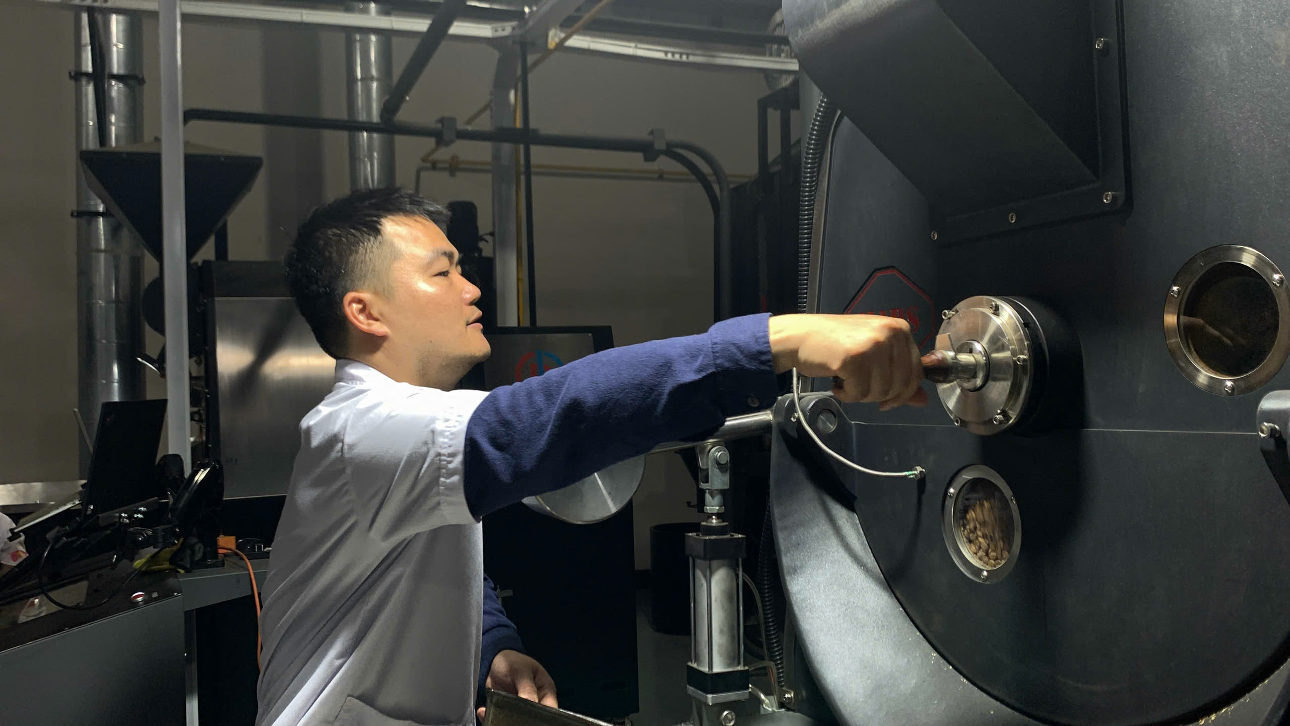 Lấy mẫu từ cửa máy rang công nghiệp tại nhà máy Phi Long, Gia Lai