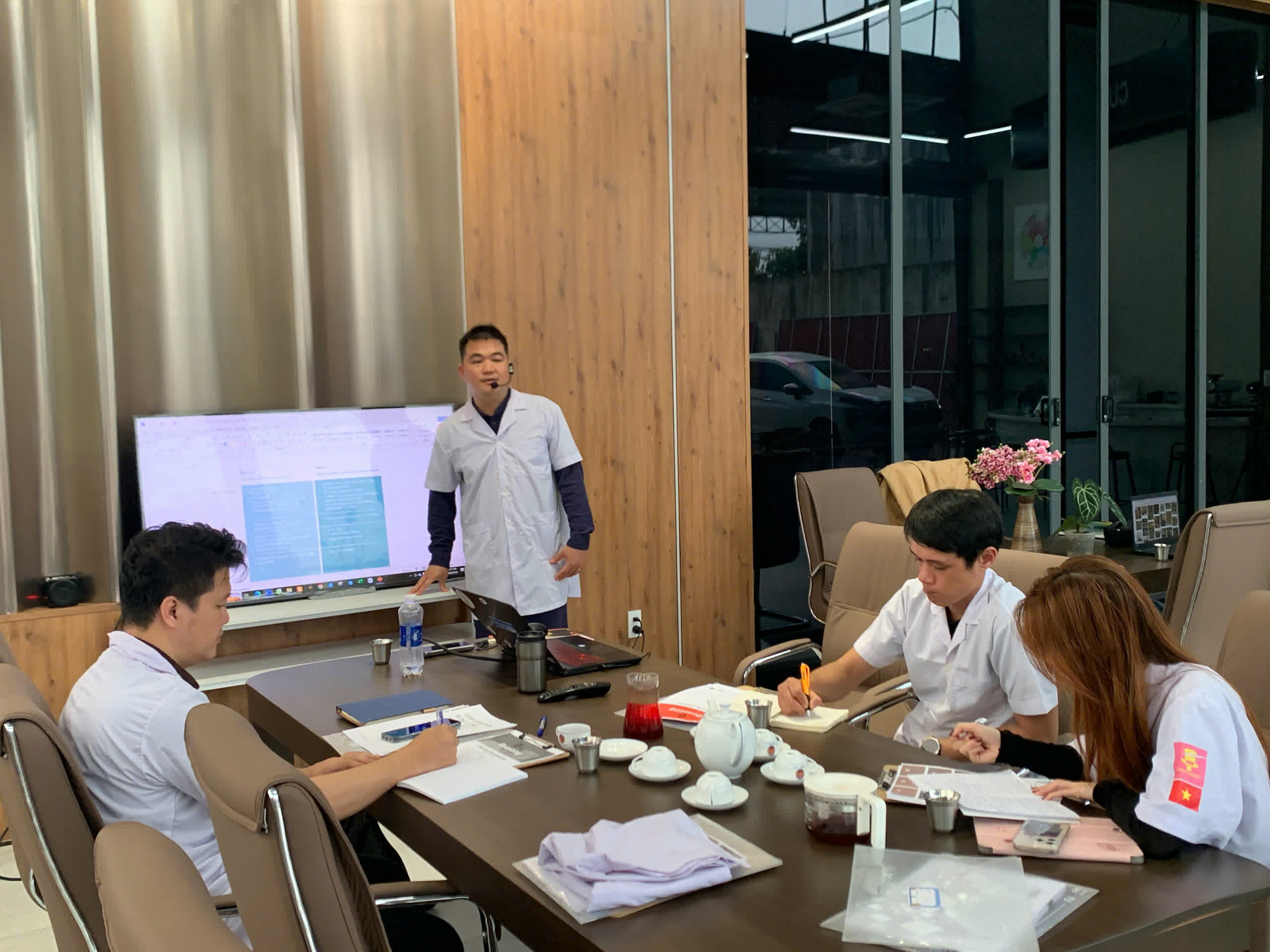 Slide về chuỗi cung ứng cà phê trong lớp SCA Roasting tại Gia Lai