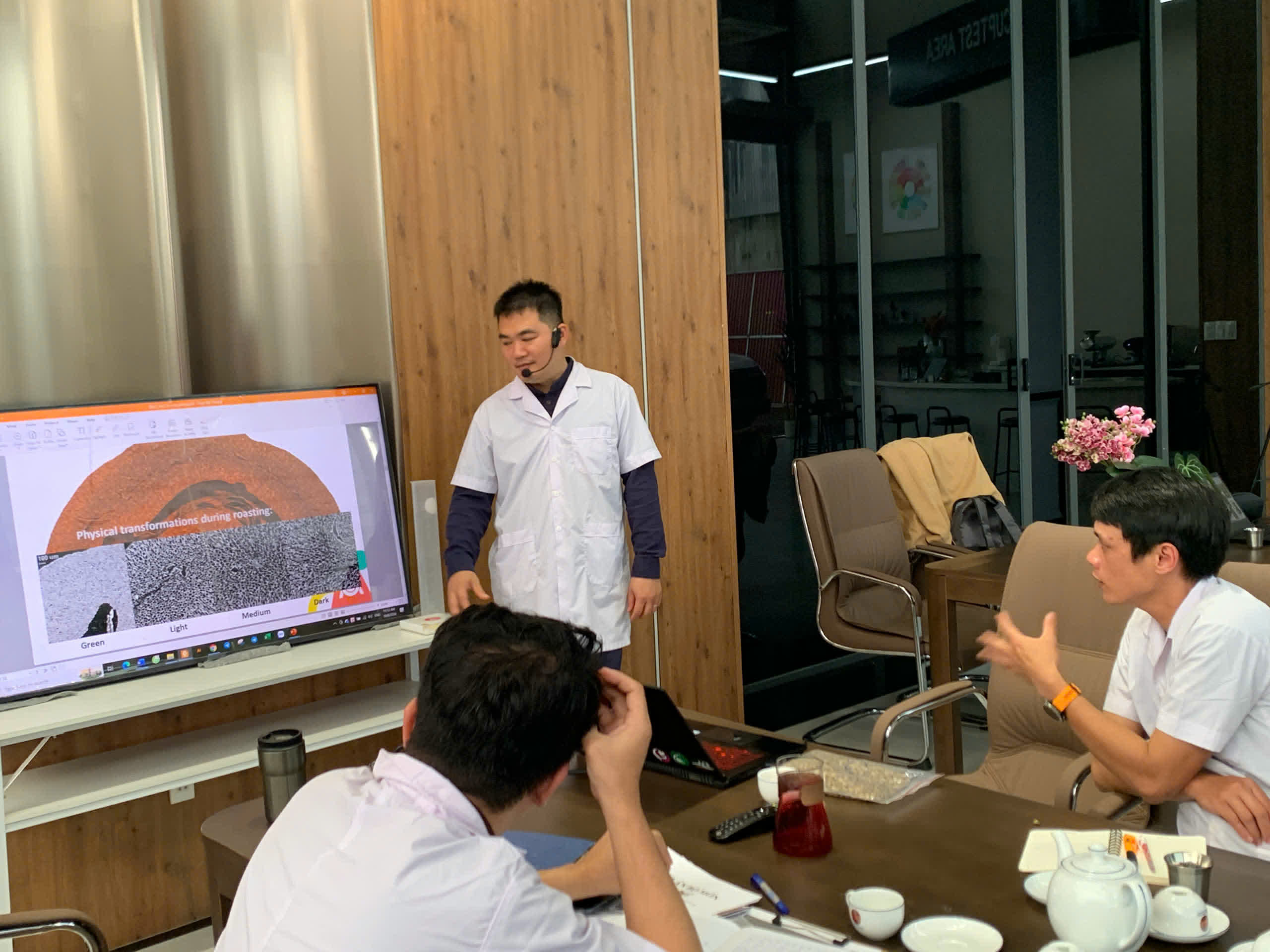 Slide giải phẫu quả cà phê trong lớp SCA Roasting tại Gia Lai