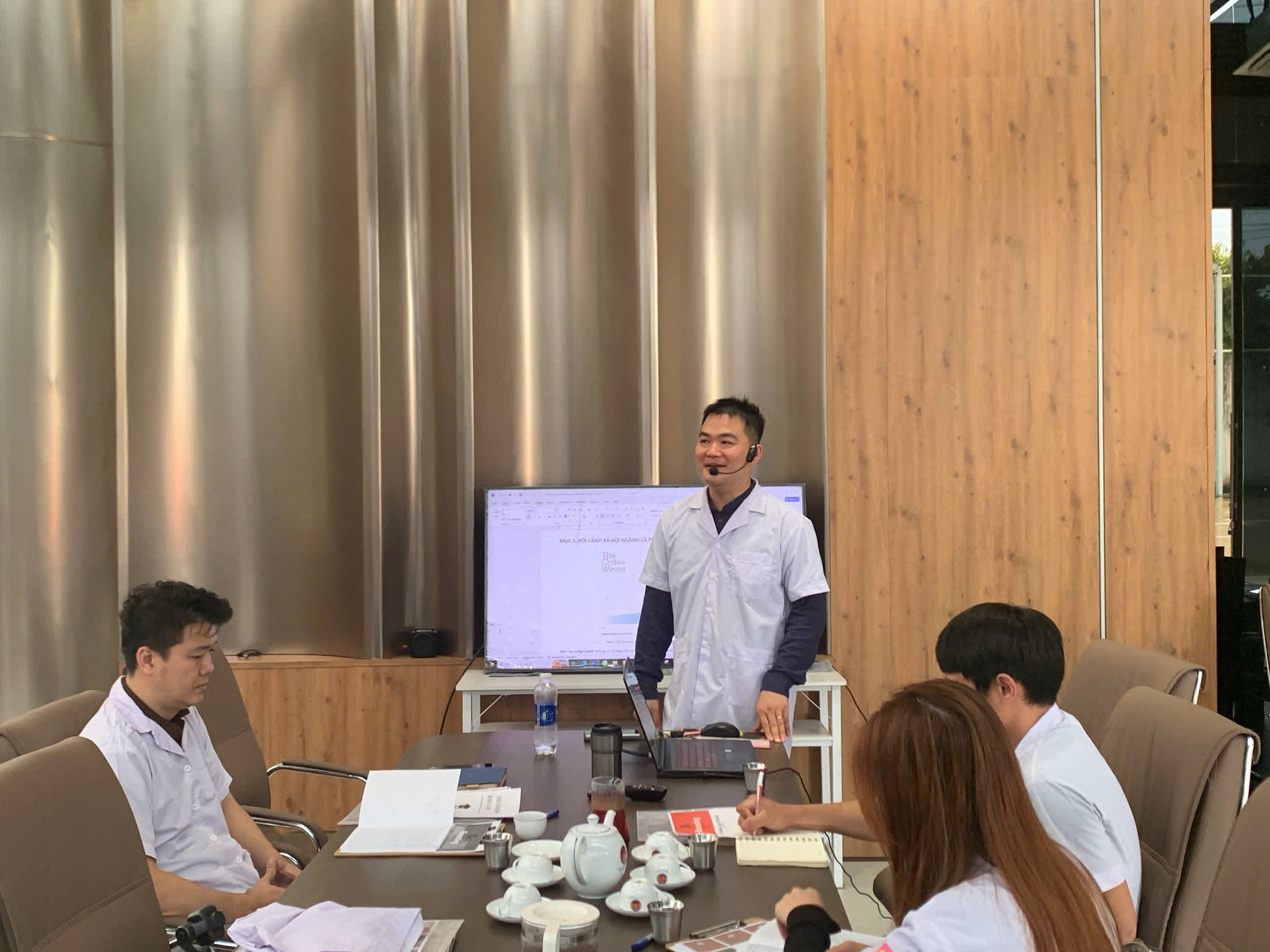 Học viên và giảng viên trao đổi quanh bàn học lớp SCA Roasting