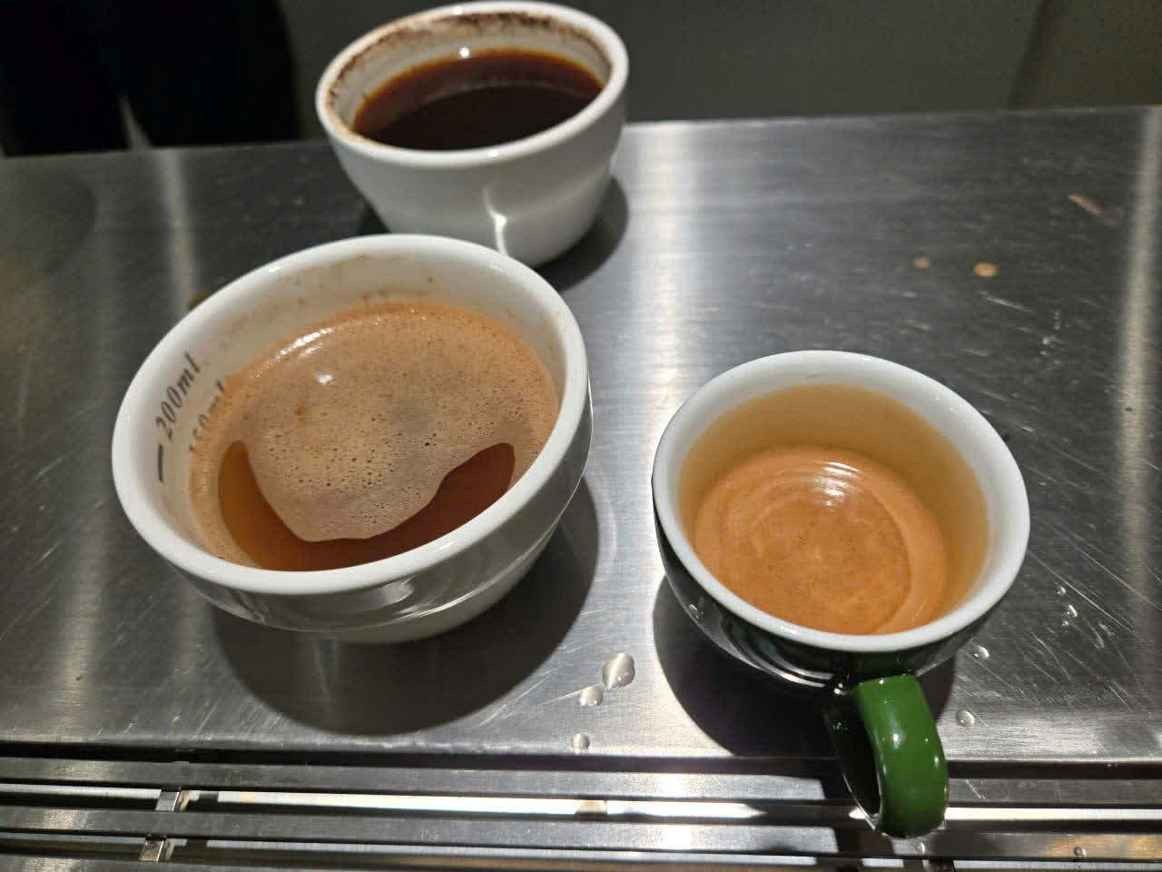 Những ly espresso chiết ra để đánh giá kết quả mẻ rang