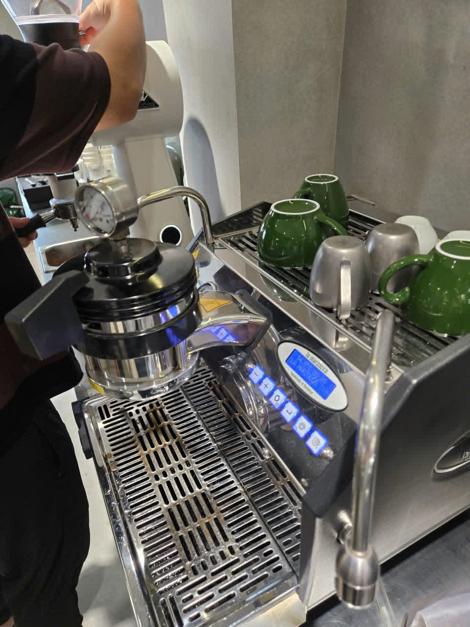 Máy pha espresso dùng để thử kết quả các mẻ rang