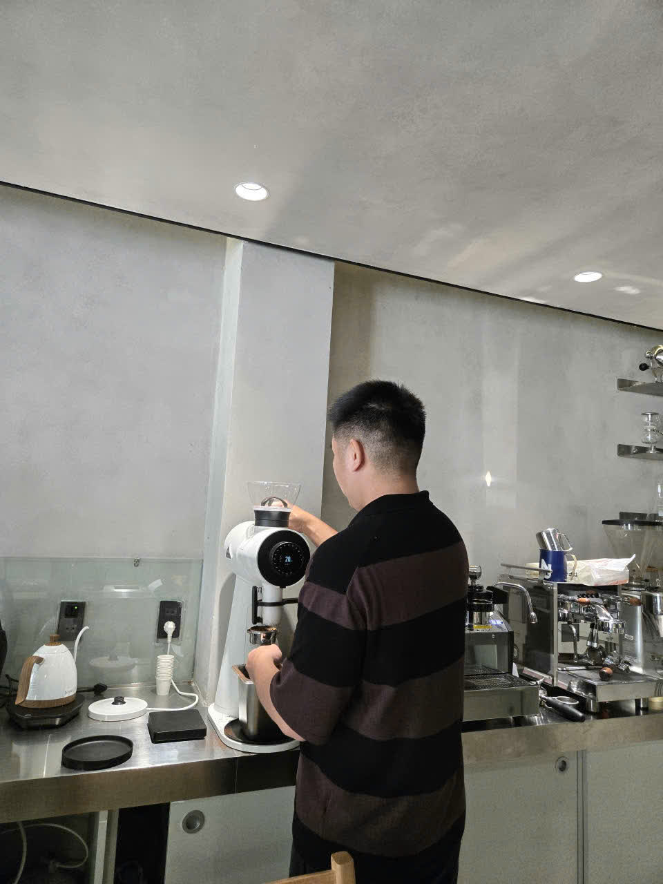 Học viên xay mẫu cà phê vừa rang để chuẩn bị thử