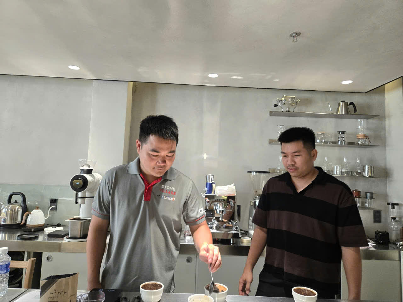 Hai người thử nếm đánh giá mẻ rang trong lớp SCA Roasting
