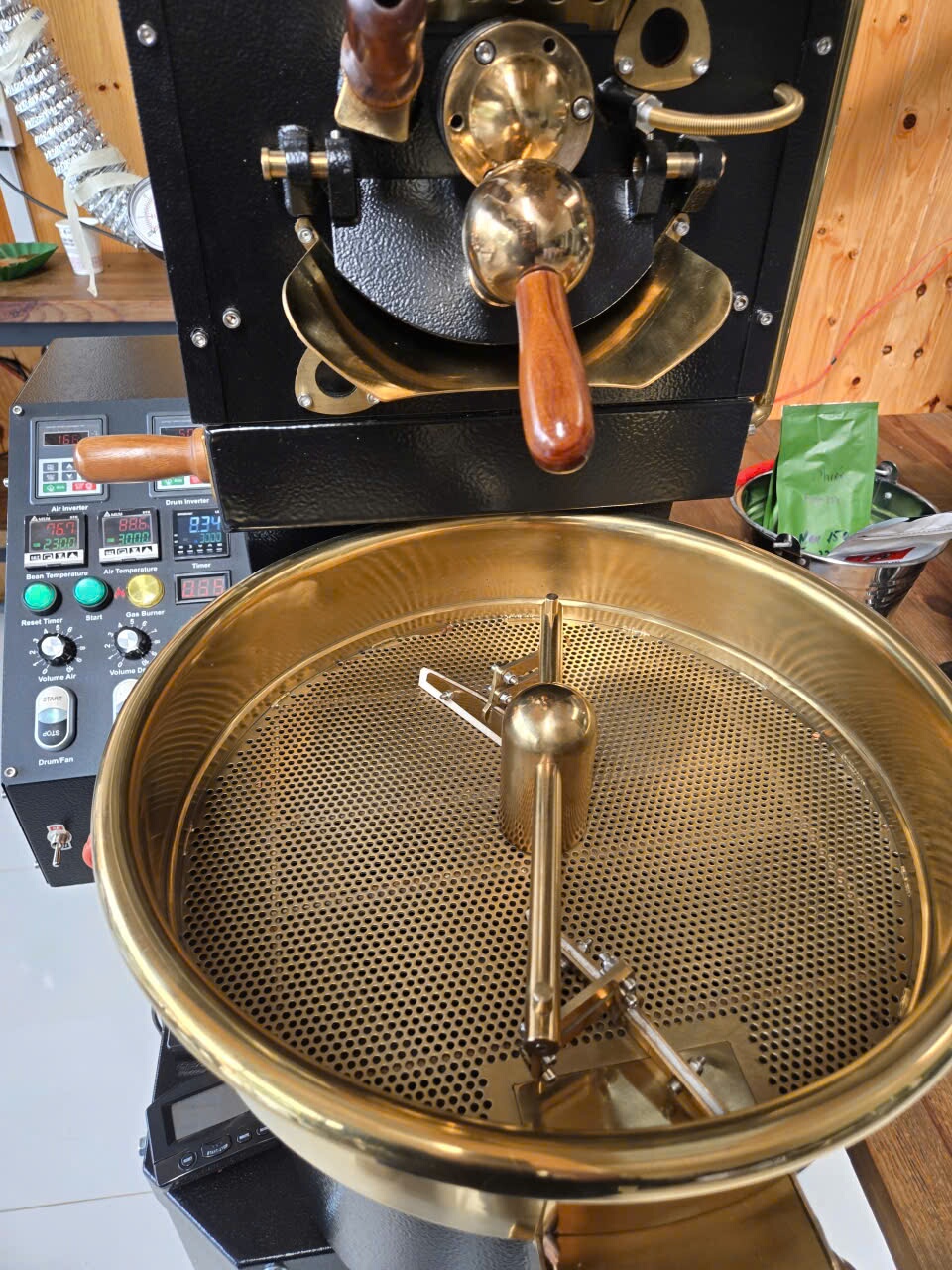 May rang mau sample roaster tai Stone Village Coffee Lab