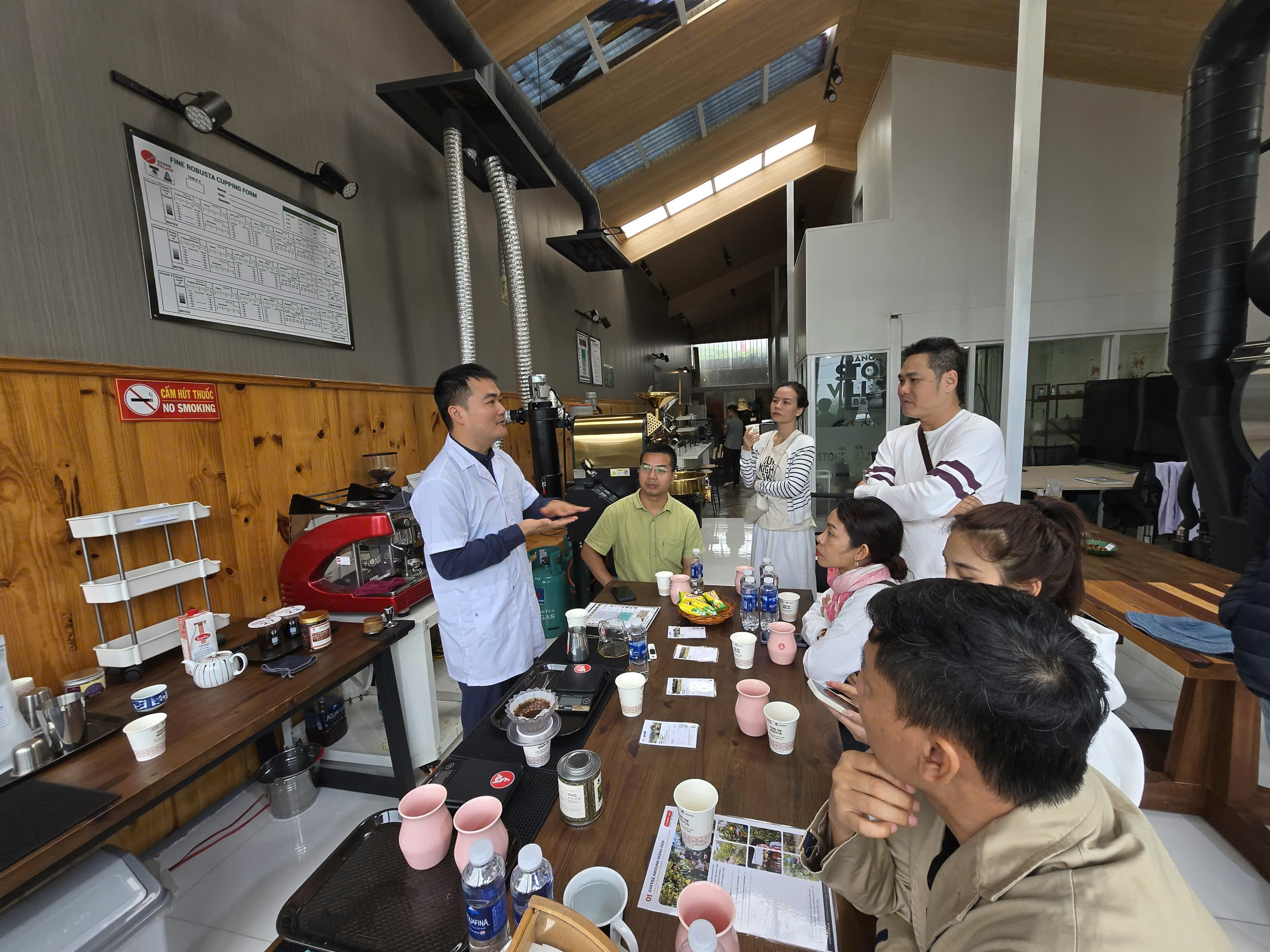 Pha cà phê thủ công tại bàn nếm trong tour Măng Đen