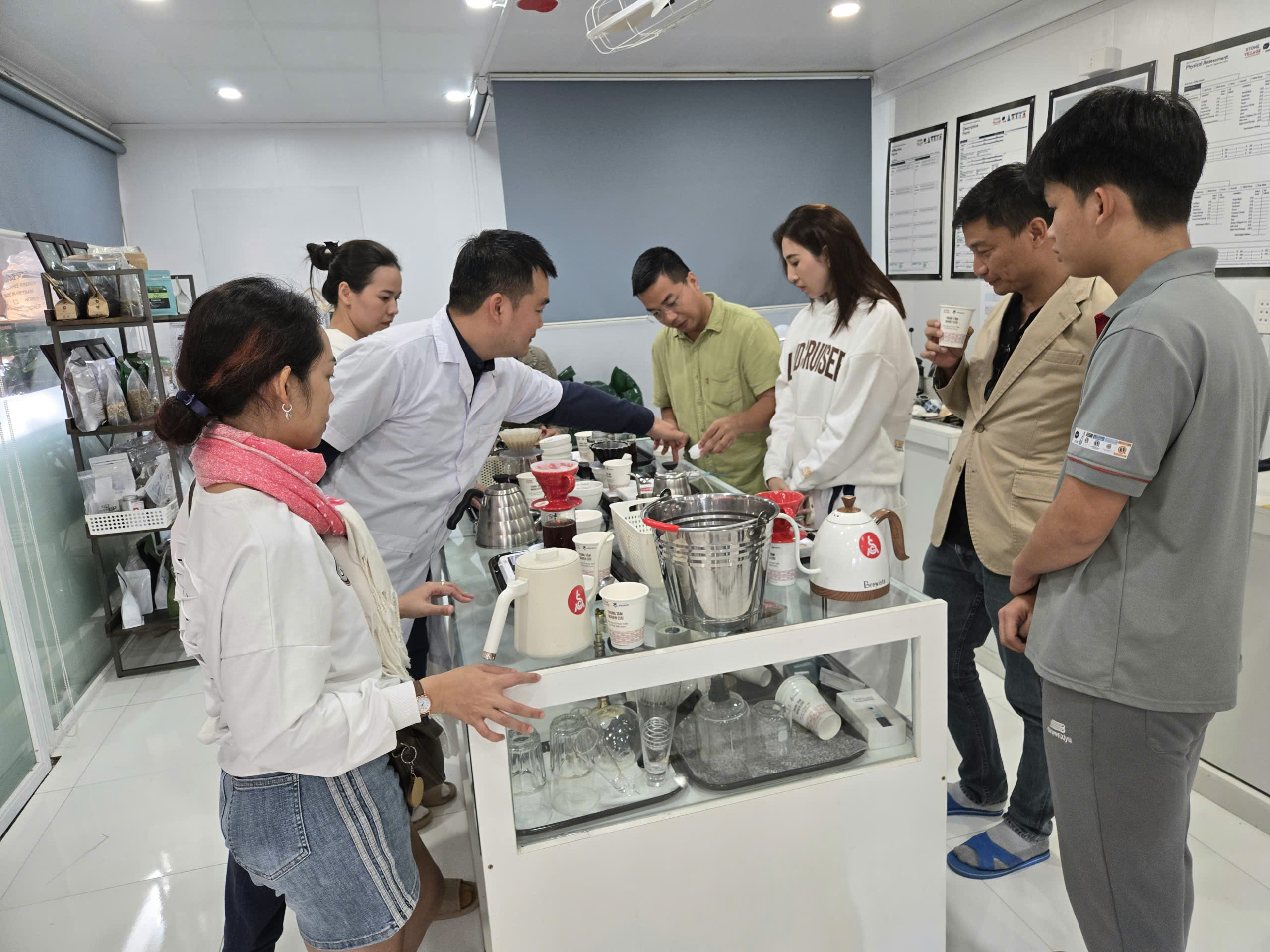 Quầy pha chế phục vụ tour trải nghiệm cà phê tại Măng Đen