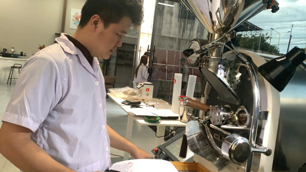 Học viên tự đứng máy rang, chỉnh lửa và luồng gió trong lớp SCA Roasting
