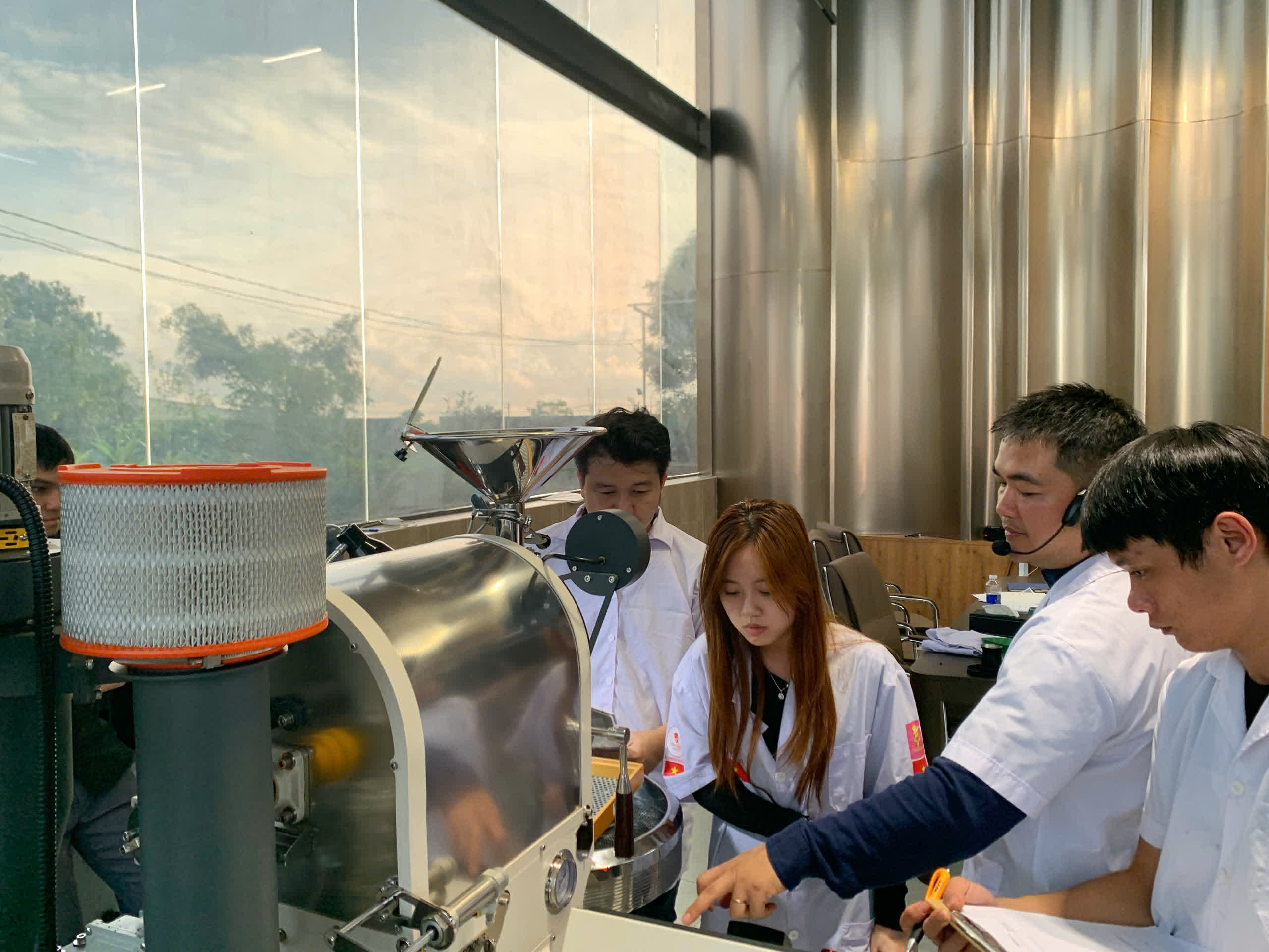 Giảng viên hướng dẫn thao tác vận hành máy rang
