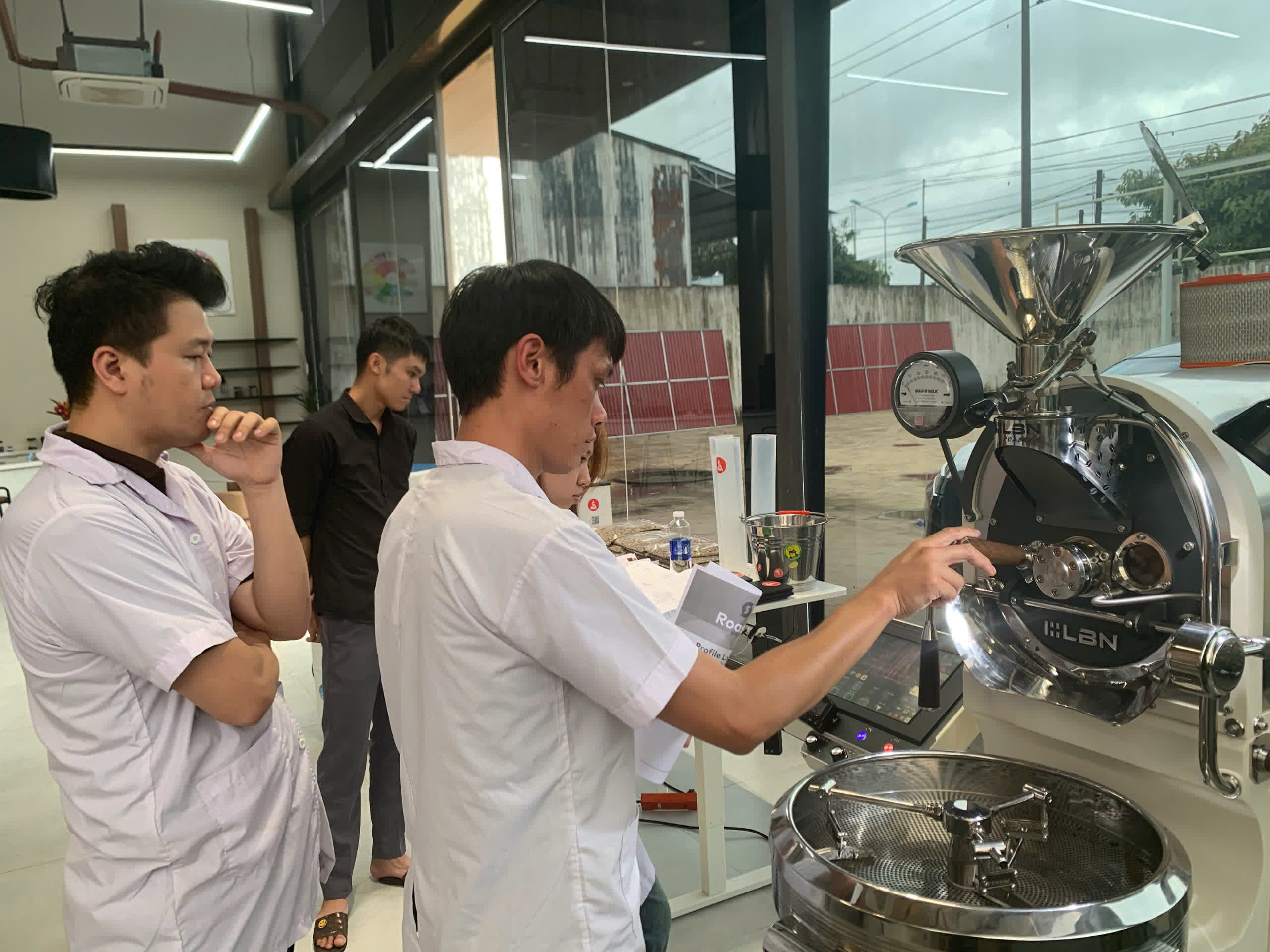 Học viên đọc phiếu ghi thông số trong buổi thực hành