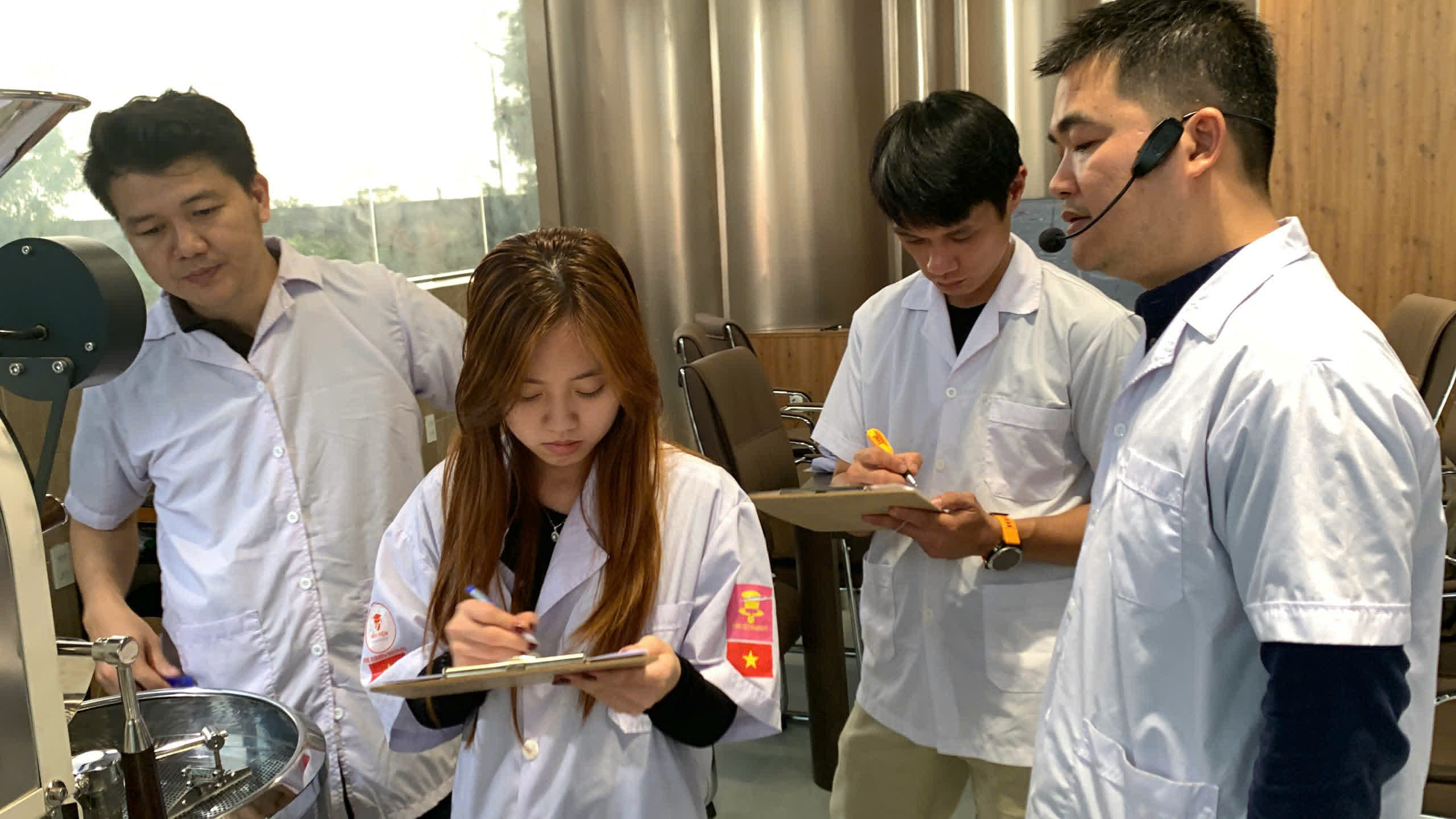 Khay nhặt lỗi hạt cà phê sau khi rang