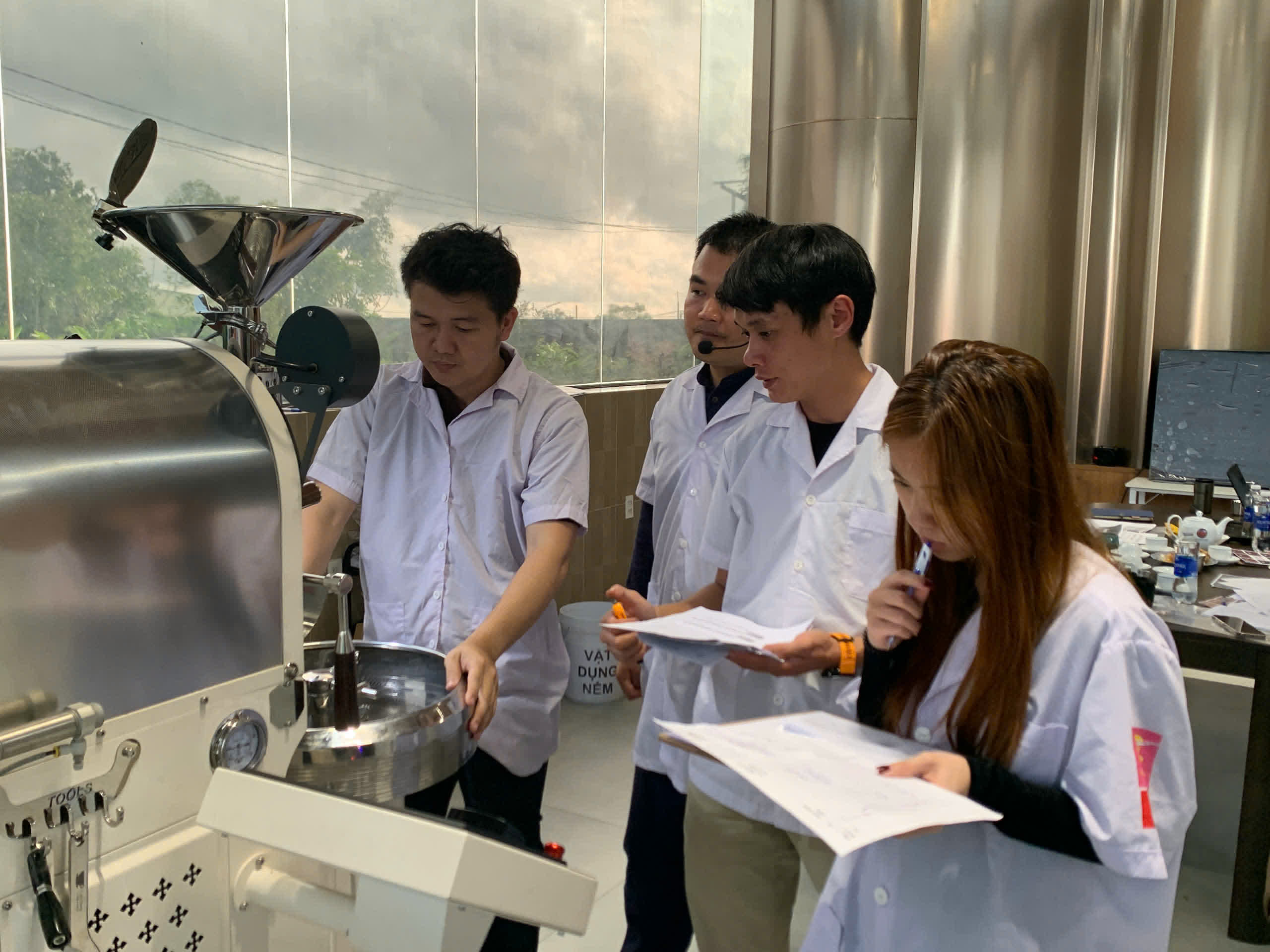 Kiểm tra hạt cà phê ngay sau khi ra khay làm nguội