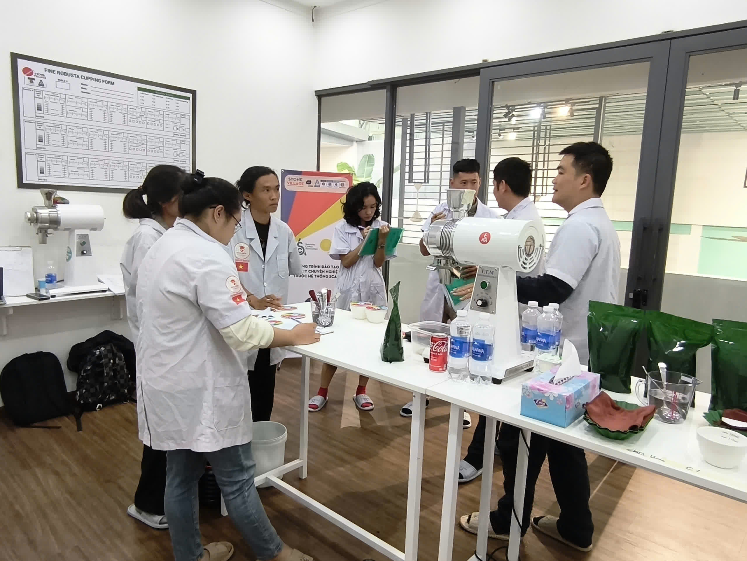 Bàn nếm và dụng cụ chuẩn bị cho buổi thực hành cảm quan